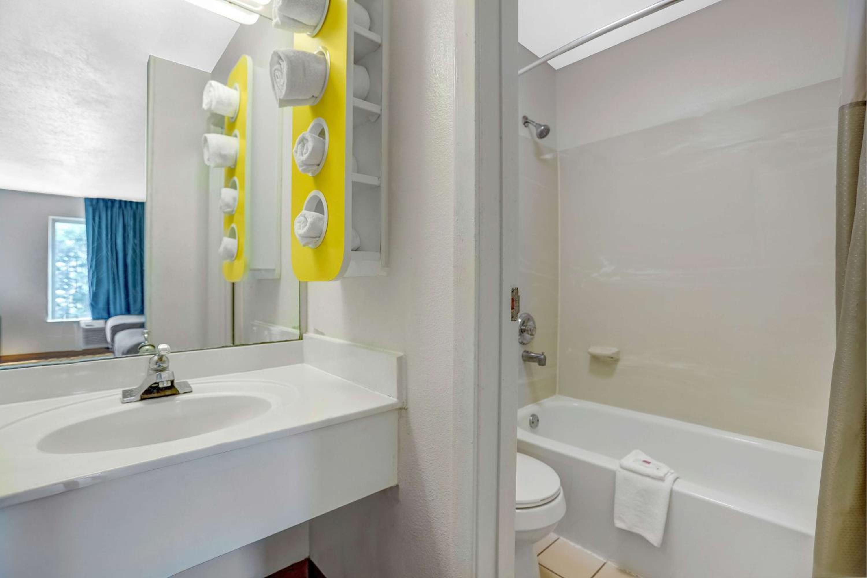 Quadruple Room - Non-Smoking - Photo 7