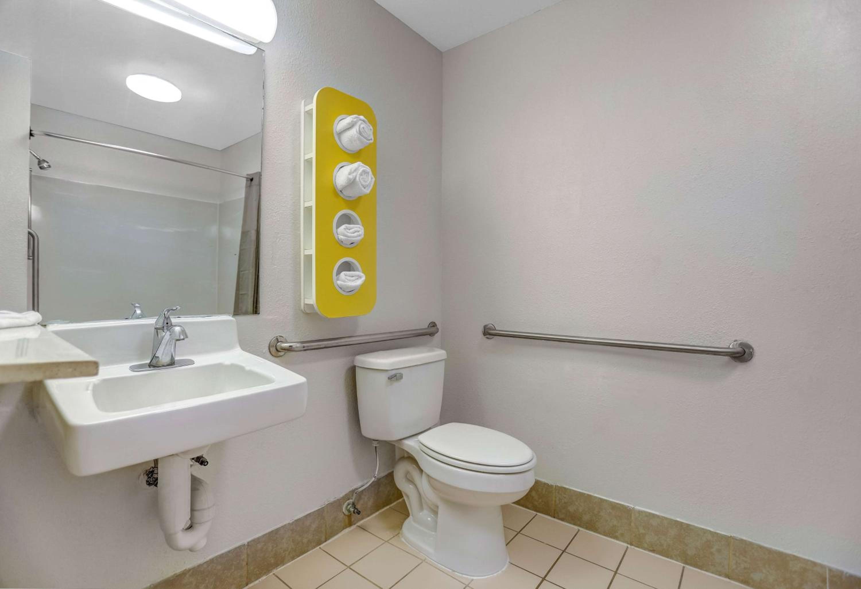 Queen Room - Disability Access - Non-Smoking - Photo 8