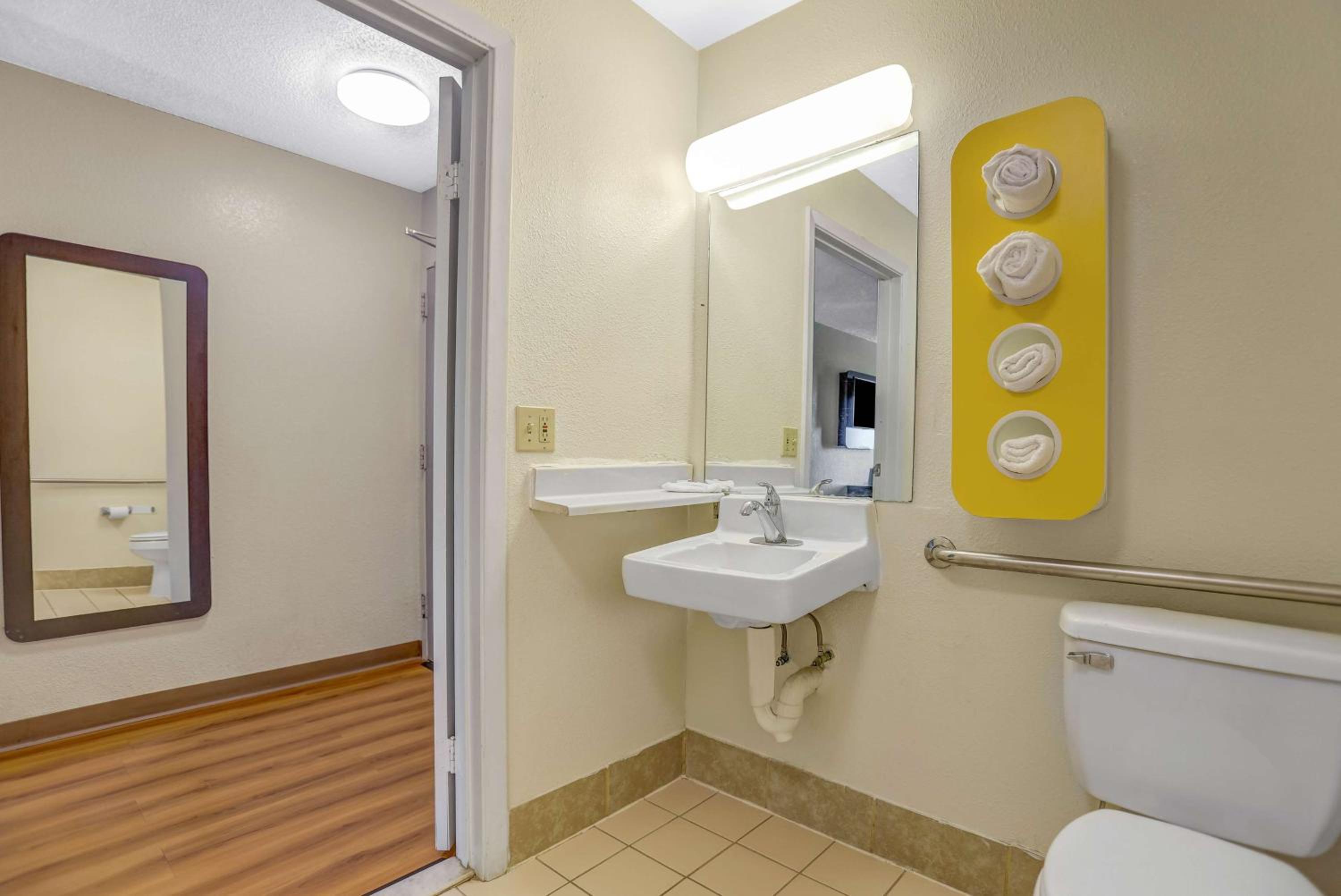 Queen Room - Disability Access - Photo 2