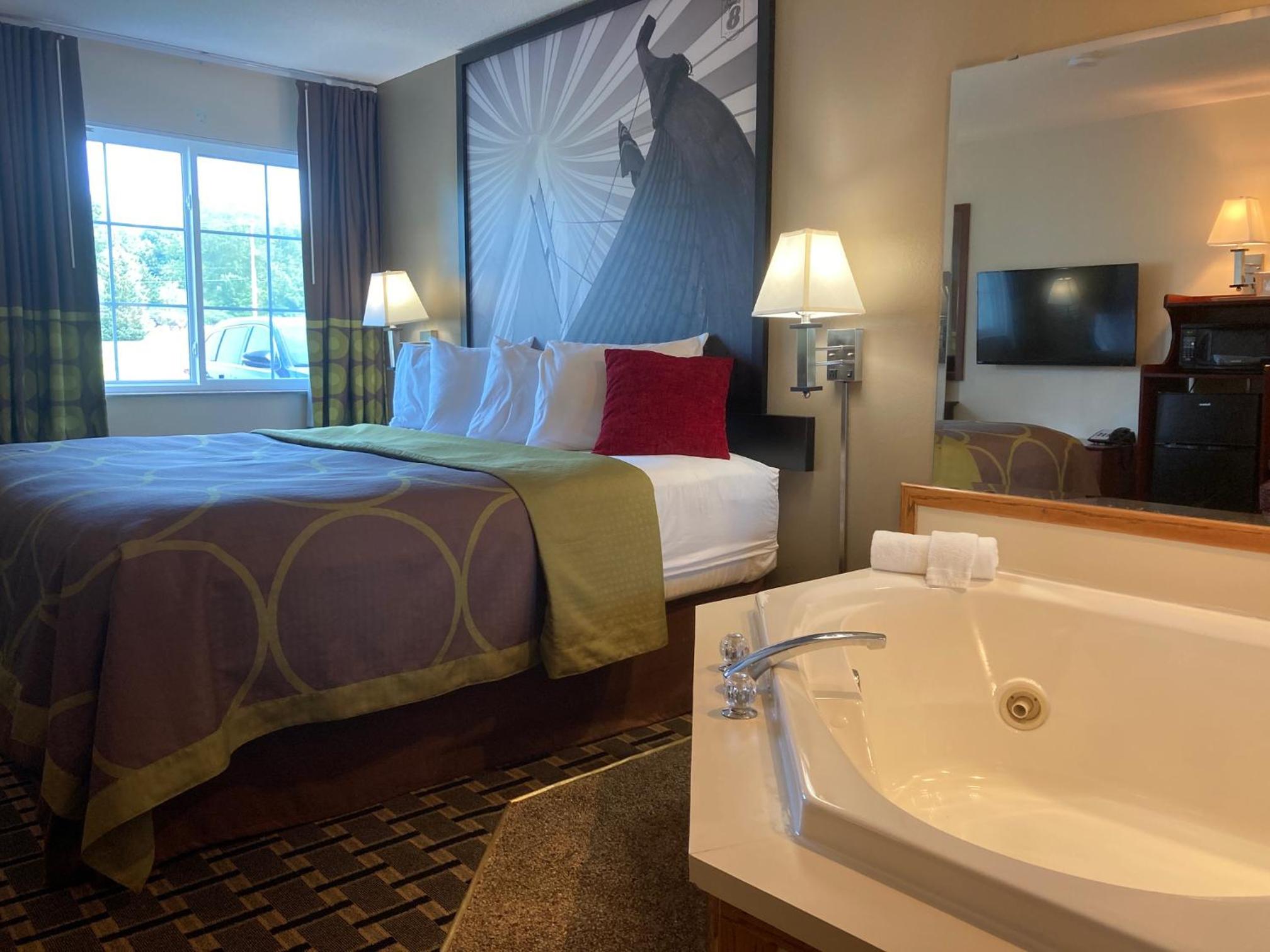King Suite - Non-Smoking photo 2