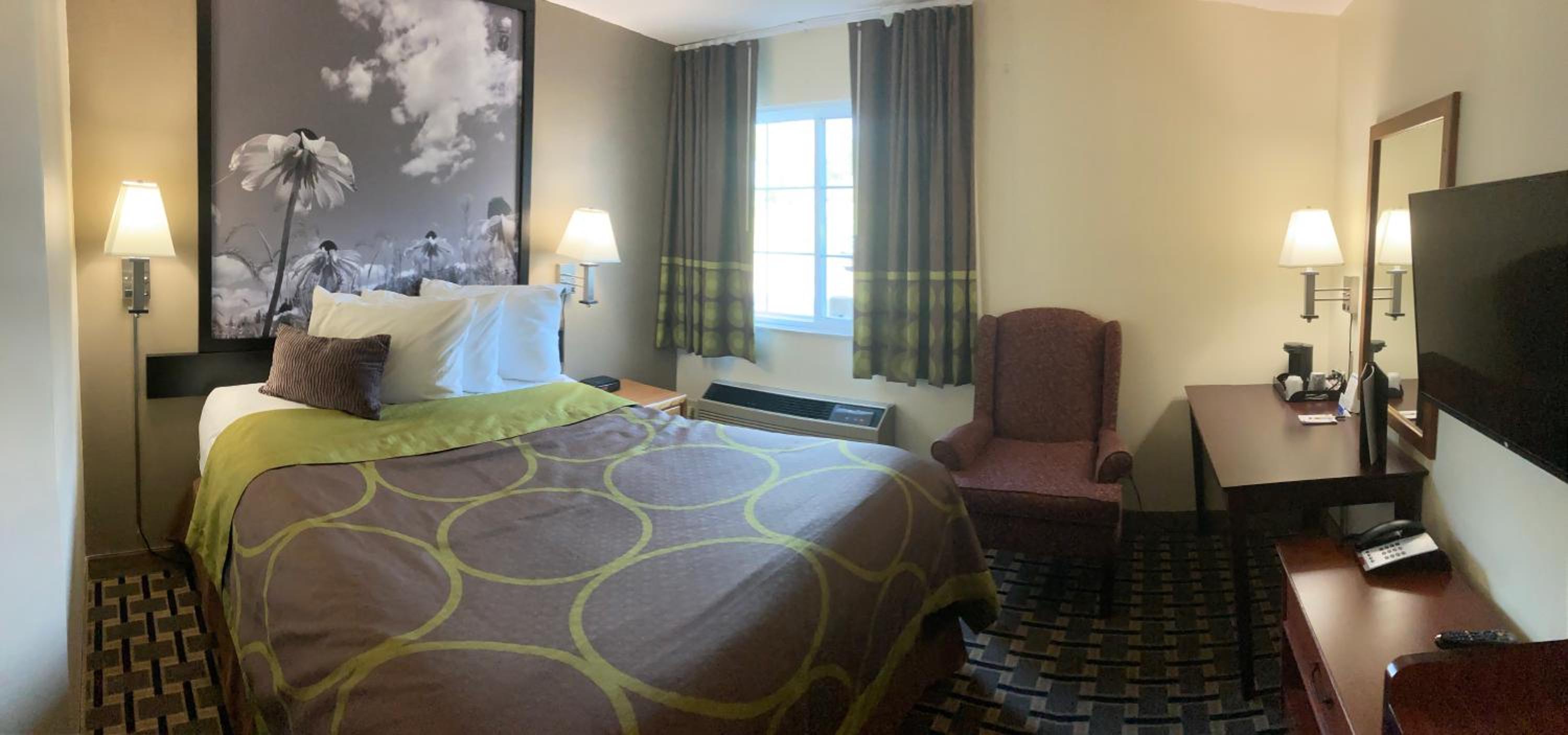 Queen Room - Mobility Access/Non-Smoking photo 1