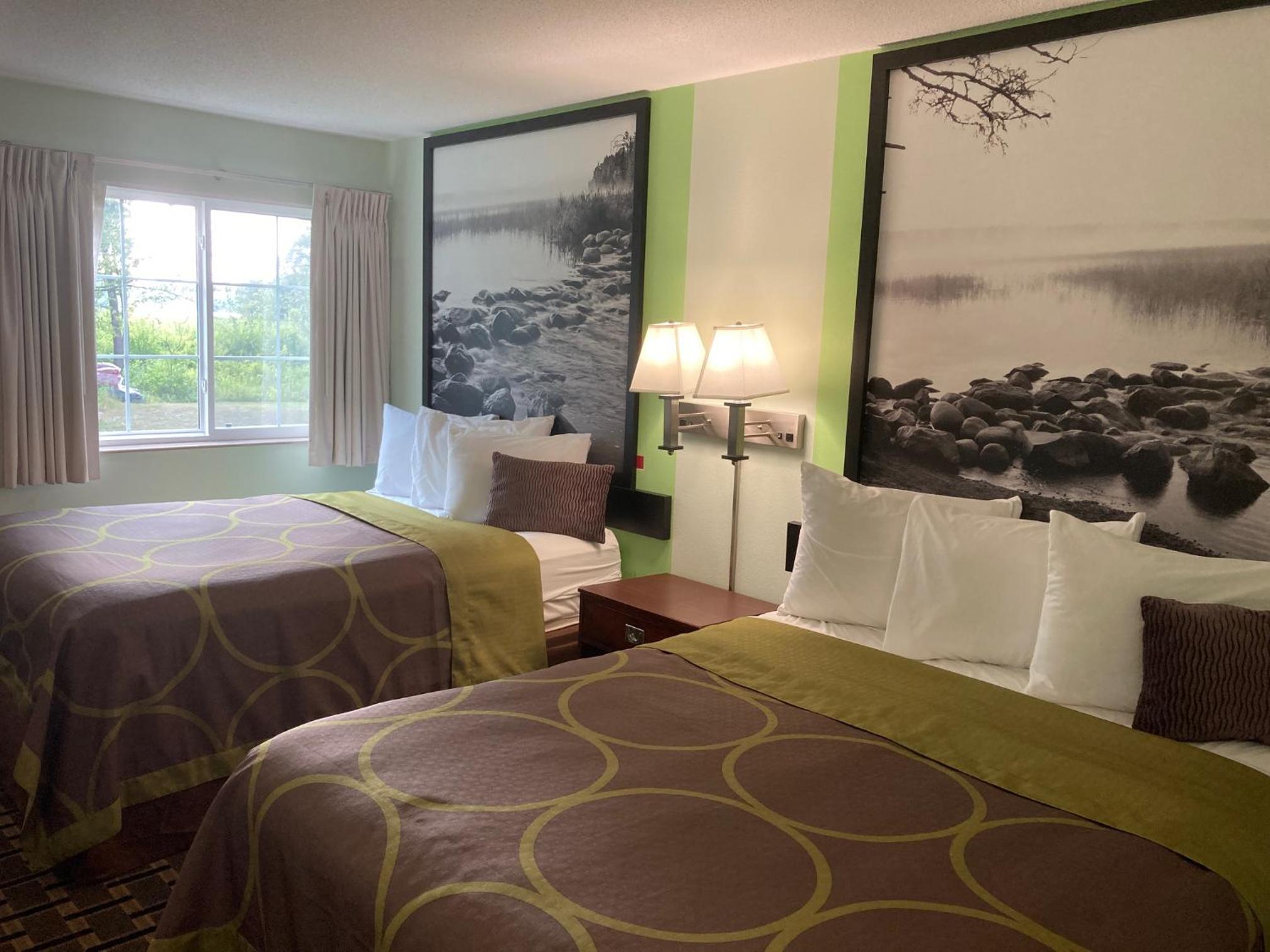 Queen Room with Two Queen Beds - Non-Smoking photo 2