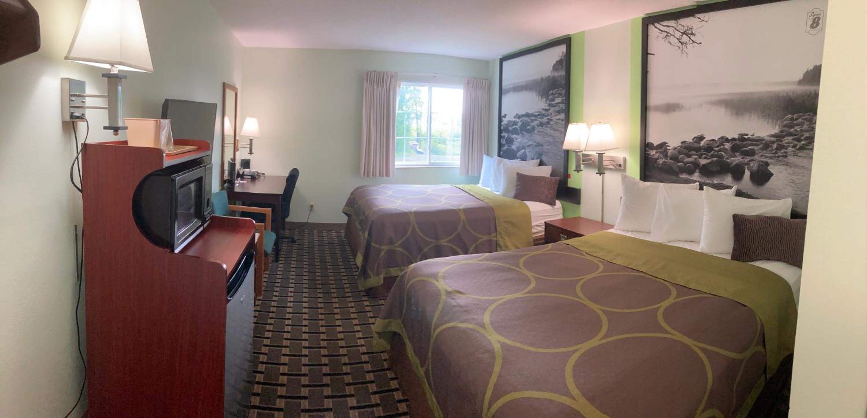 Queen Room with Two Queen Beds - Non-Smoking photo 3
