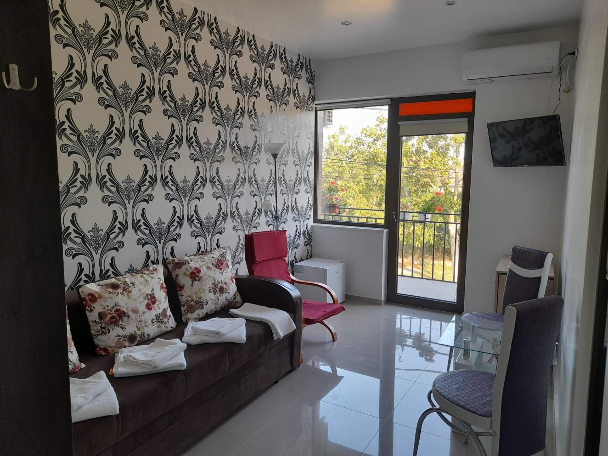 Family Room With Balcony photo 3
