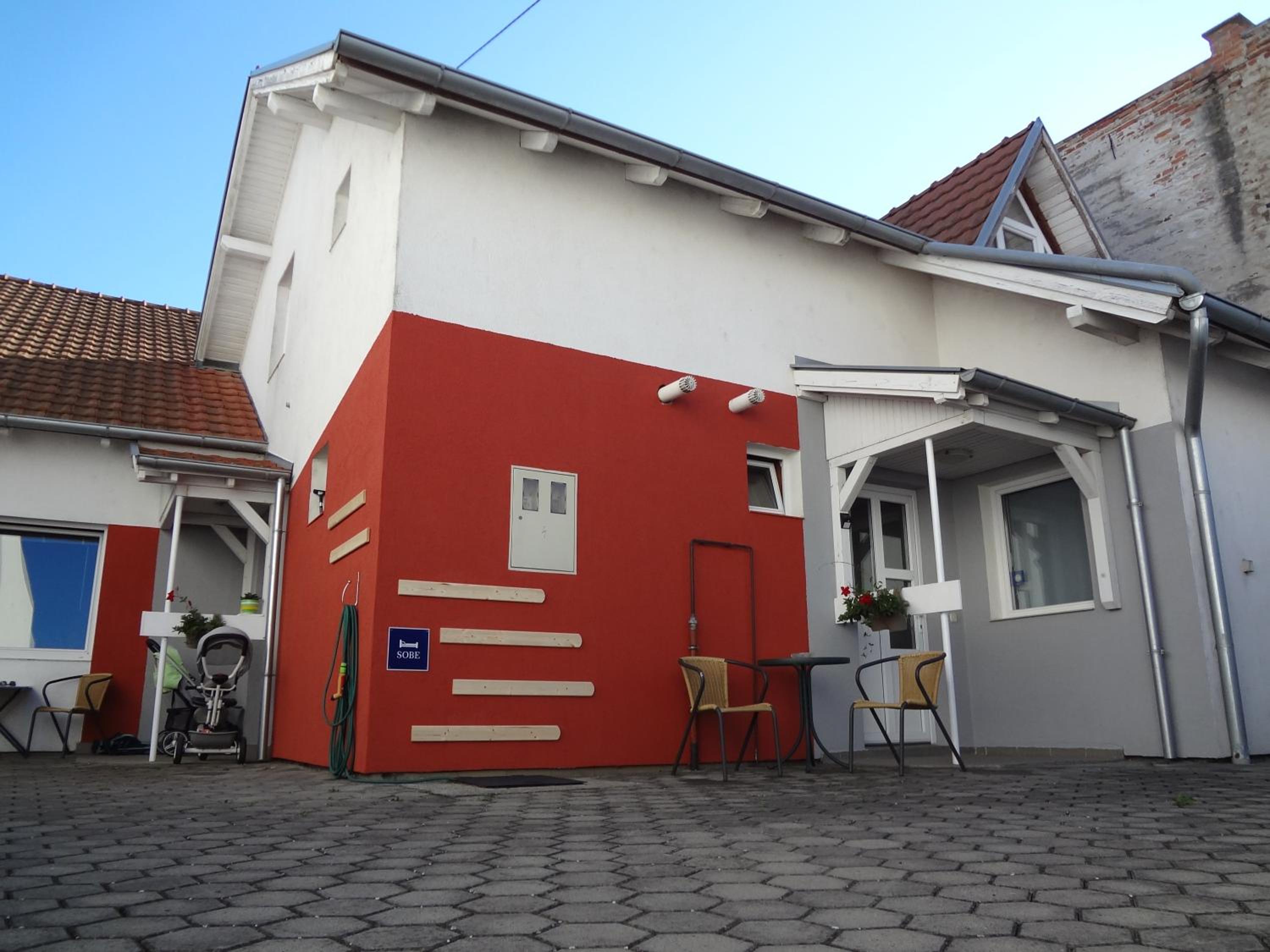 Apartment with Terrace - Photo 18