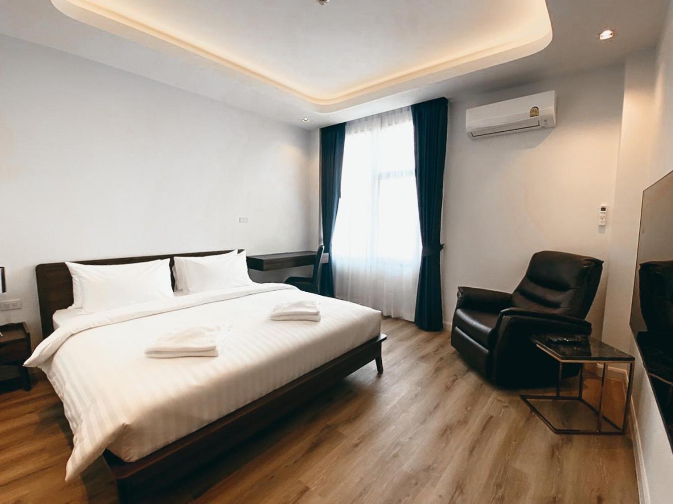Deluxe King Room - Photo 1