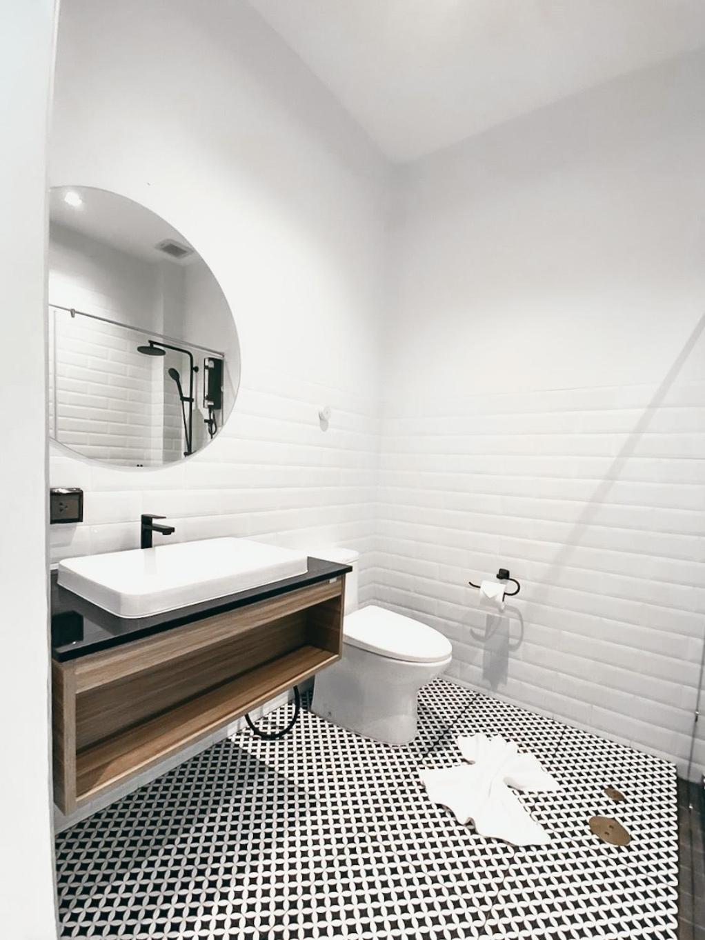 Deluxe King Room - Photo 16