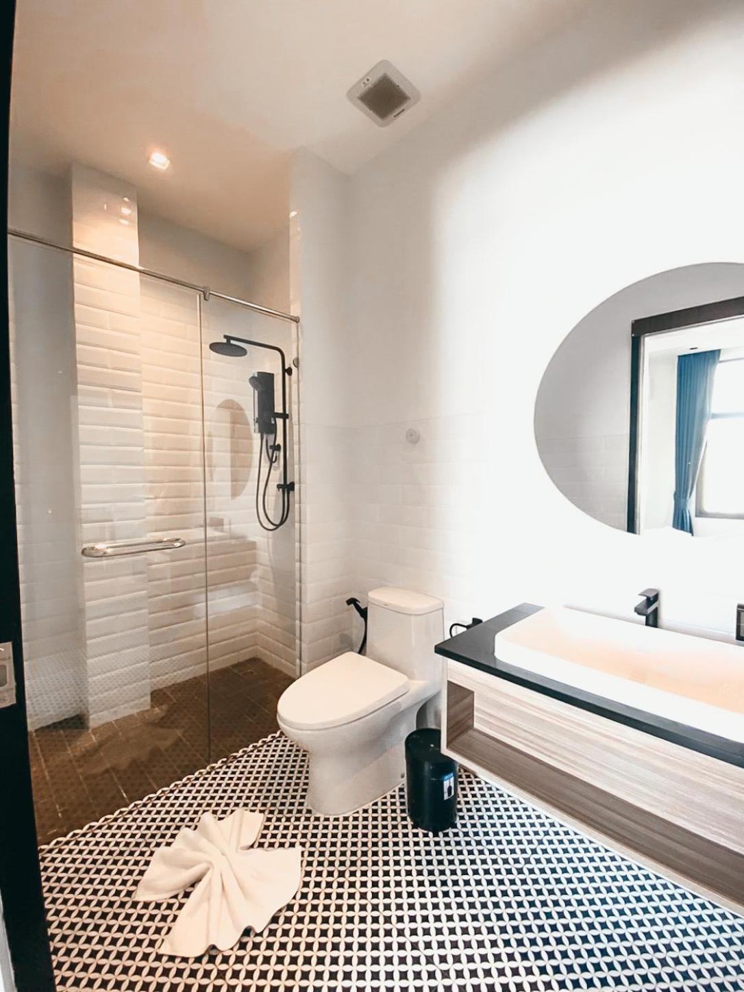 Executive Suite - Photo 15