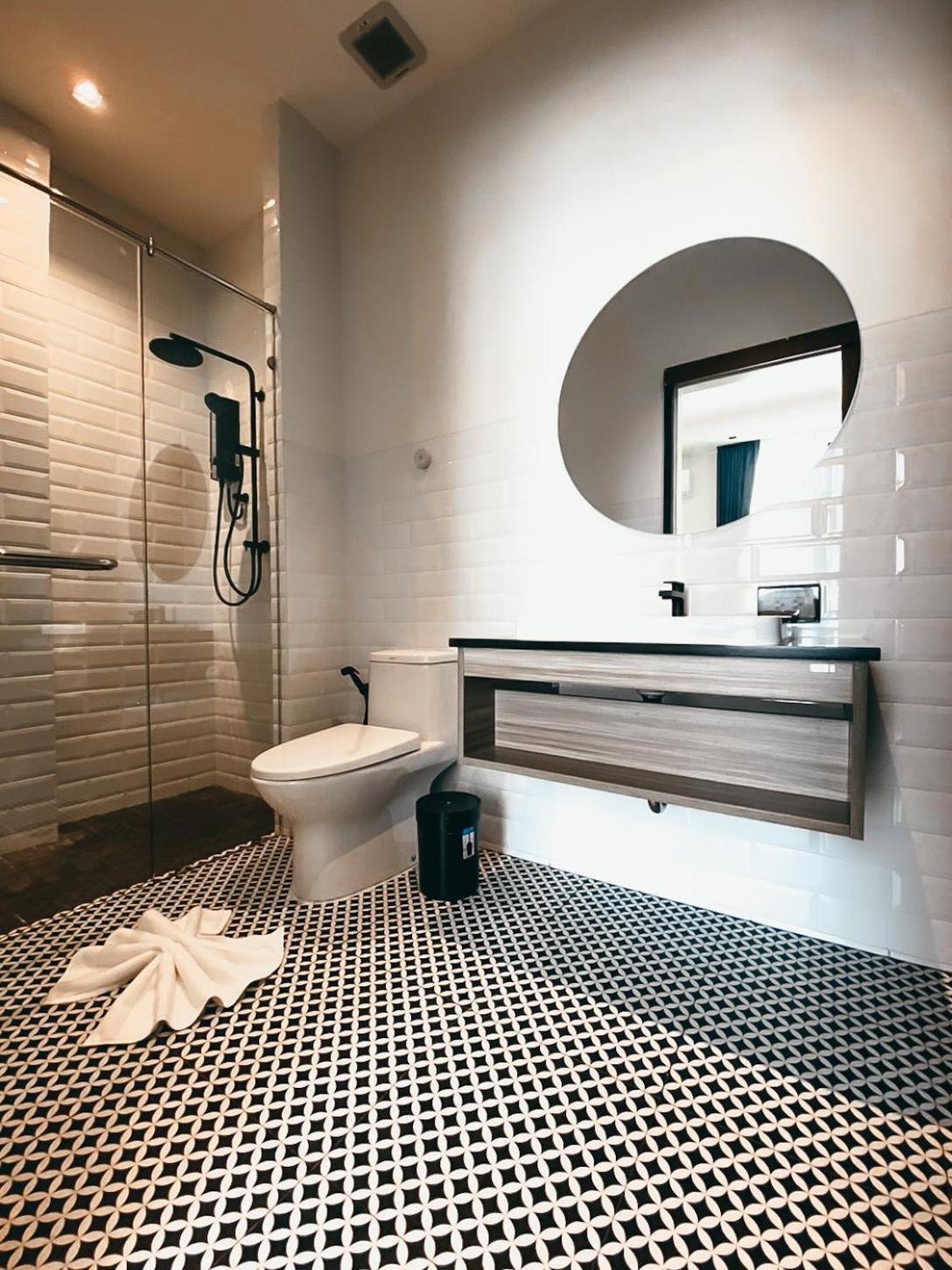 Executive Suite - Photo 14