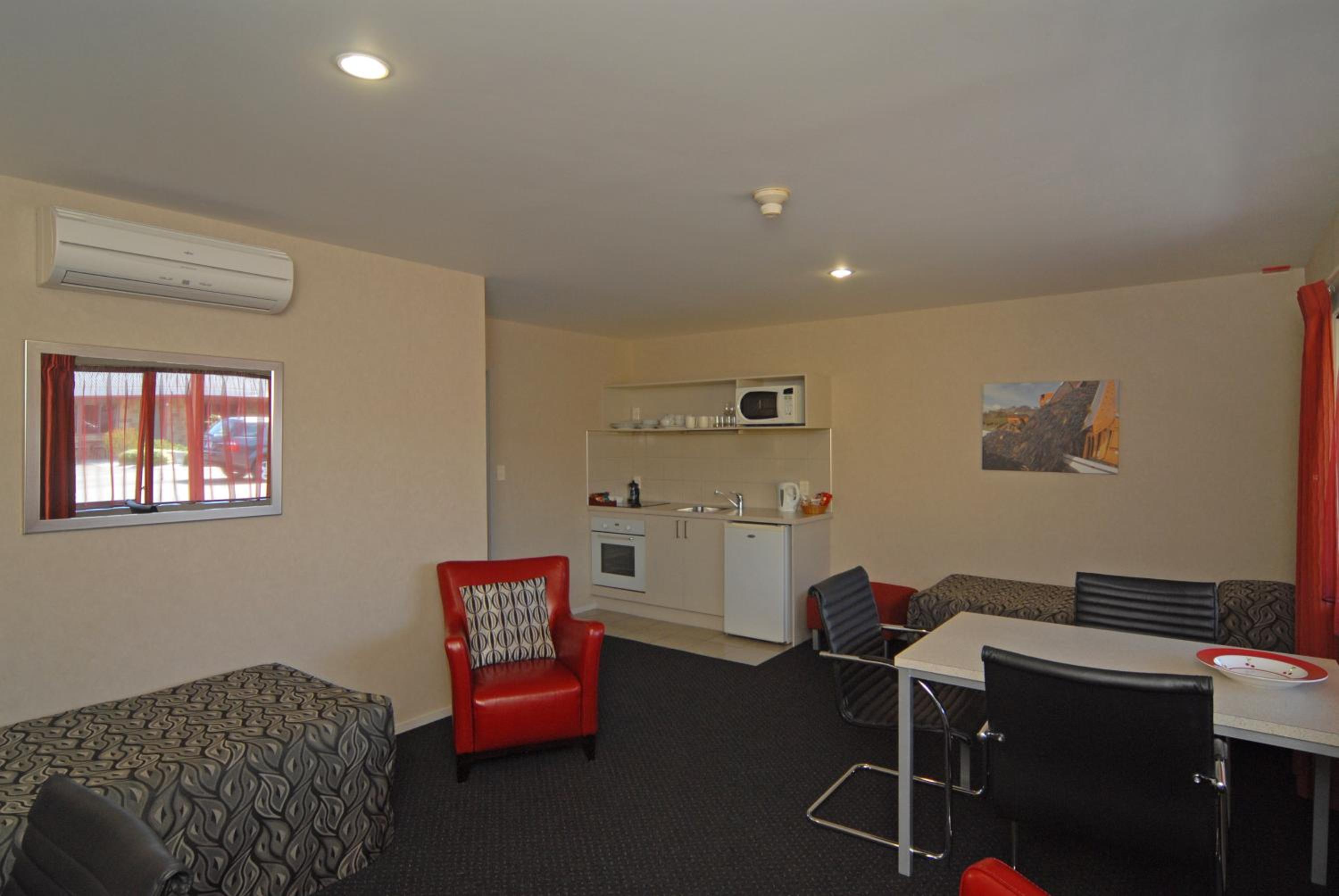 One-Bedroom Apartment - Photo 4