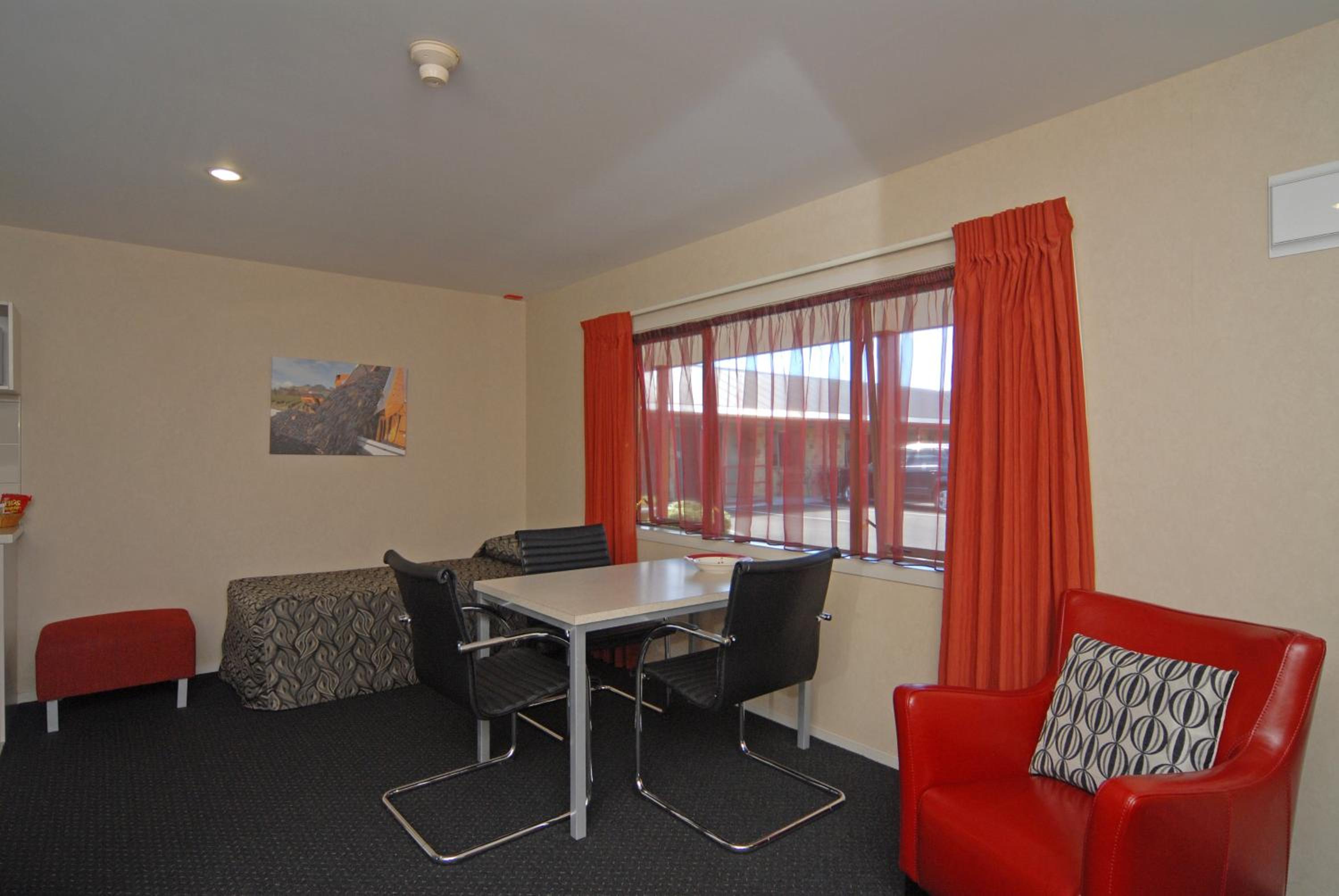 One-Bedroom Apartment - Photo 2