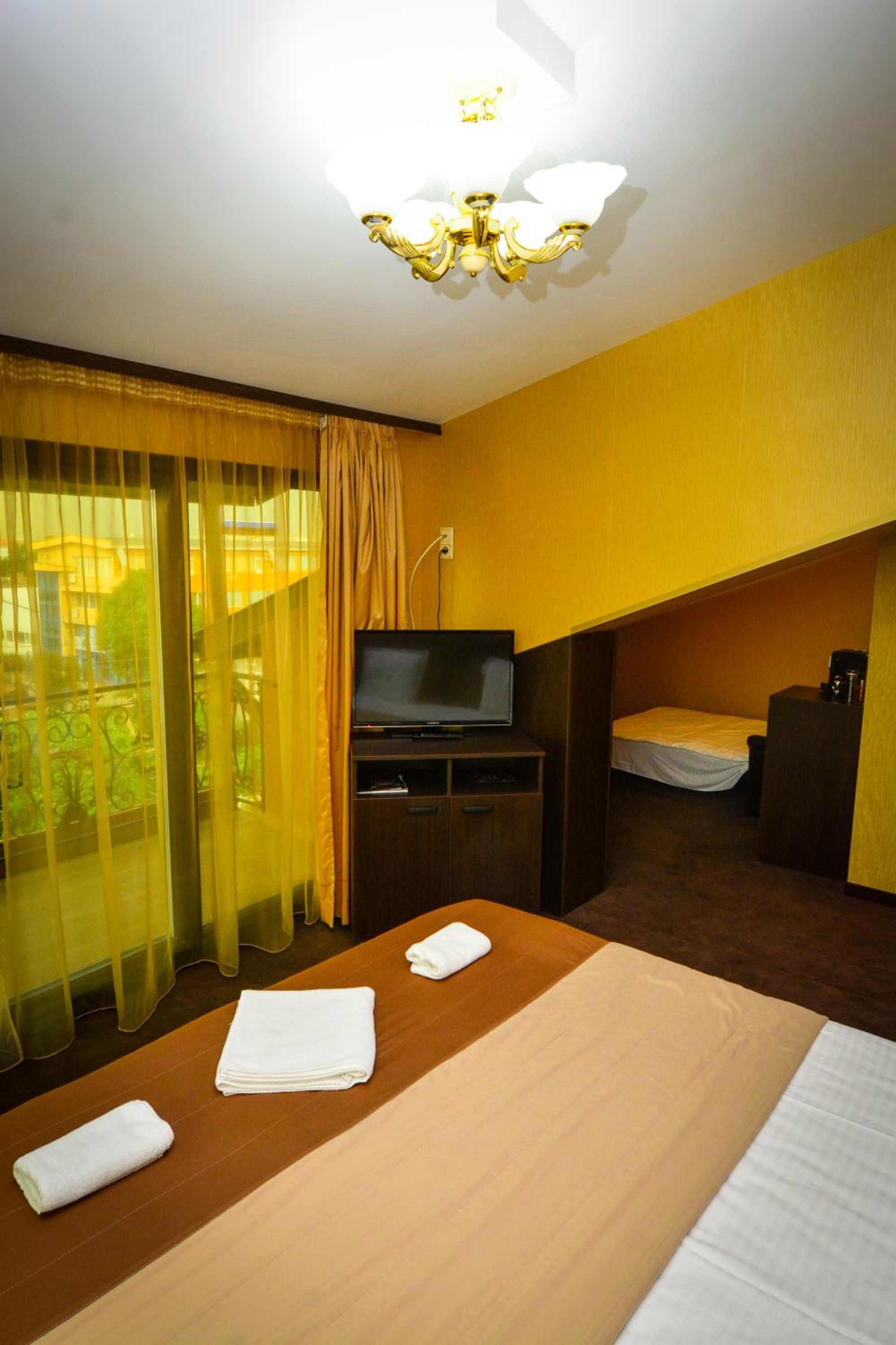 Family Room with Balcony photo 2