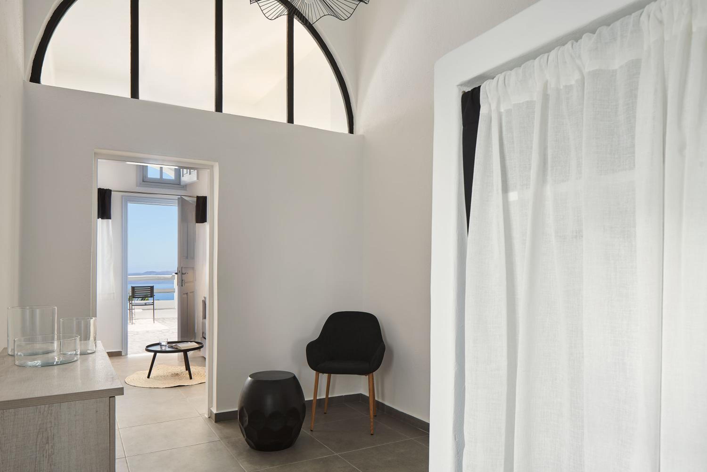 Superior Room with Caldera View (Accessible Room) - Photo 4