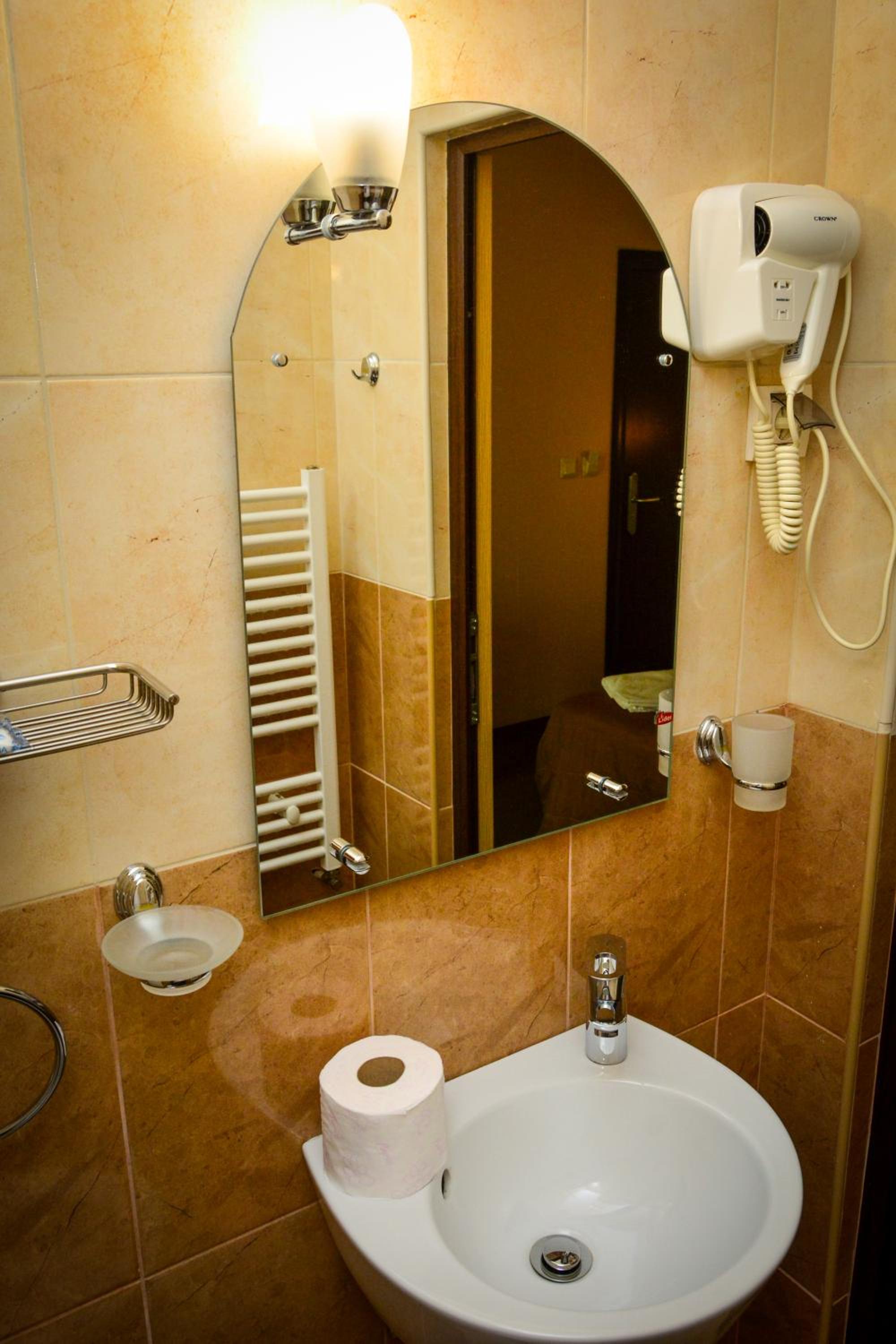 Double Room with Balcony - Photo 11