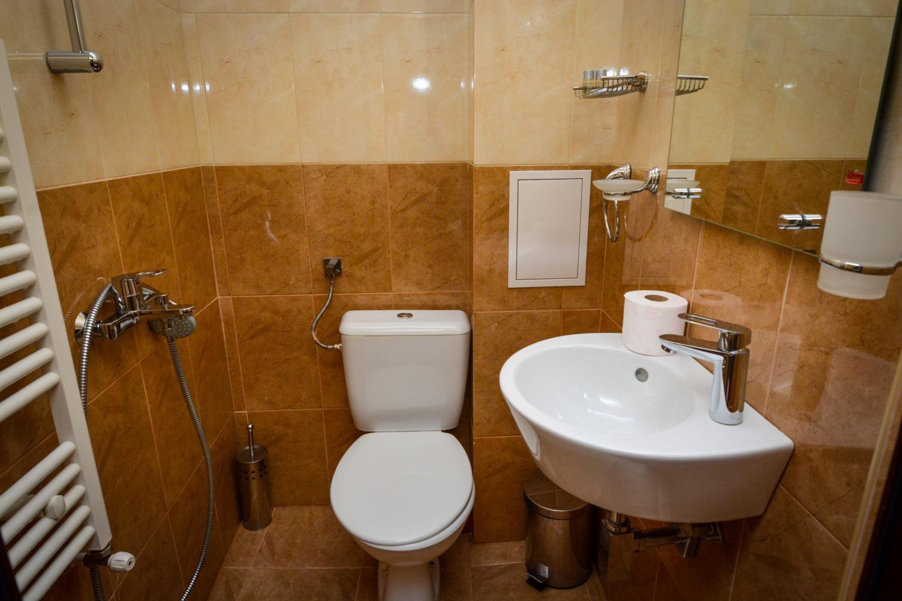 Double Room with Balcony - Photo 6