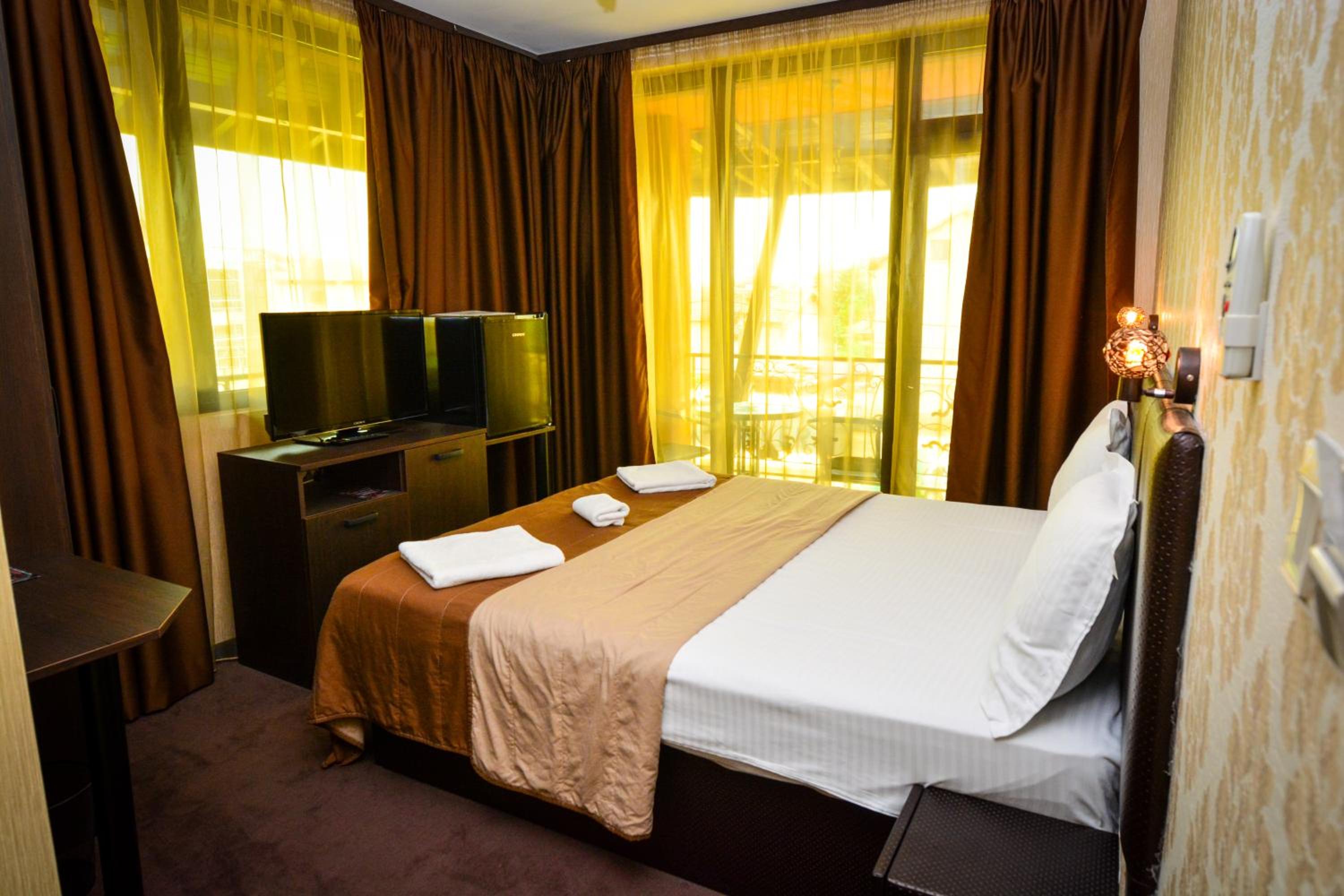 Double Room with Balcony - Photo 3