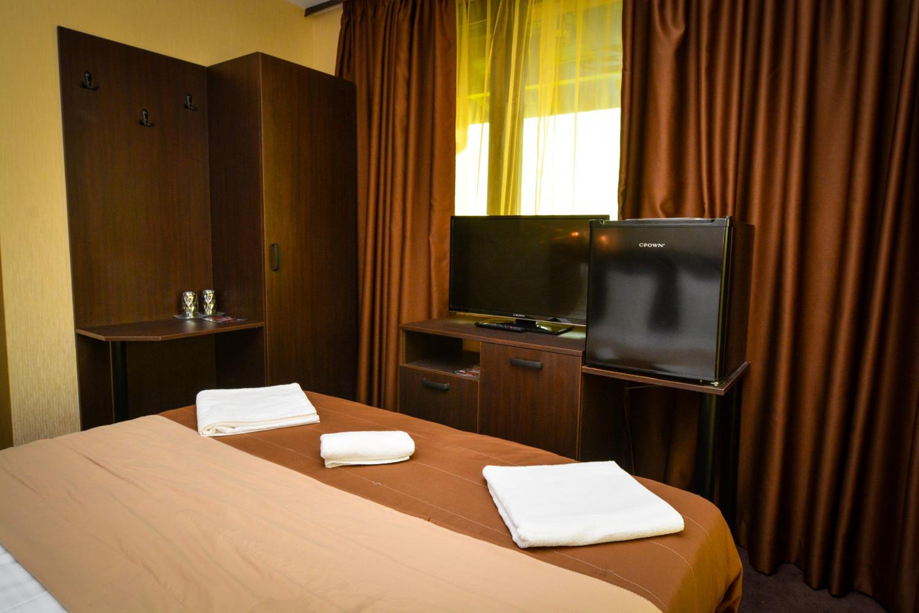 Double Room with Balcony - Photo 10