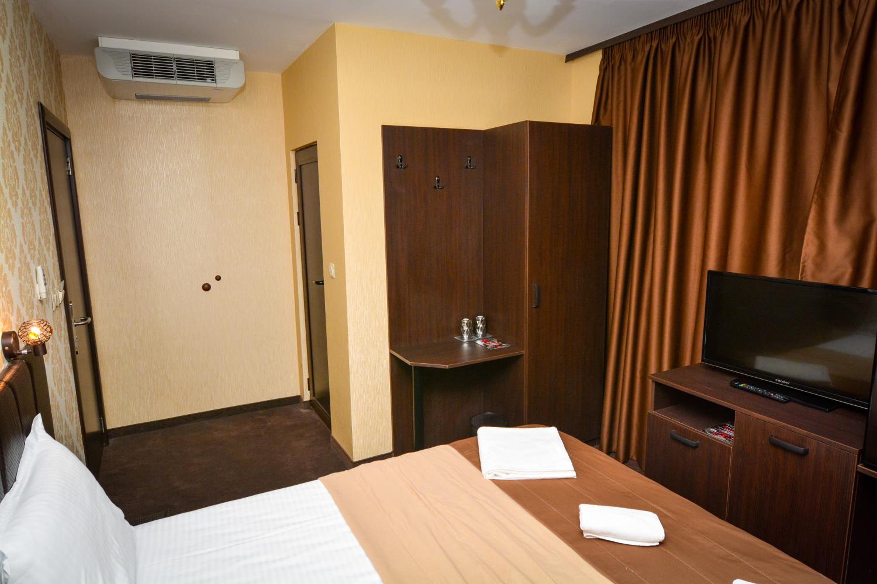 Double Room with Balcony - Photo 8