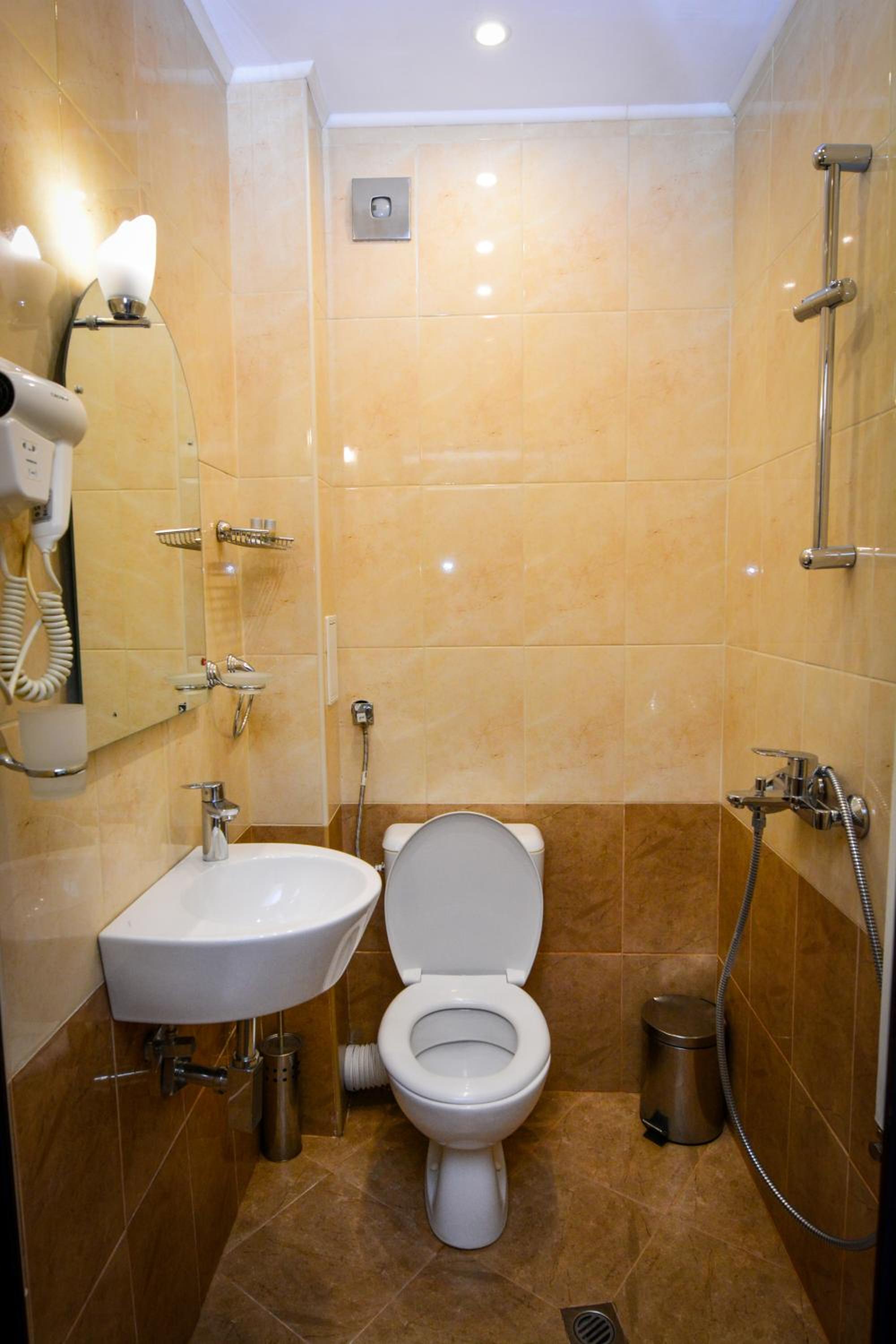 Double Room with Balcony - Photo 16
