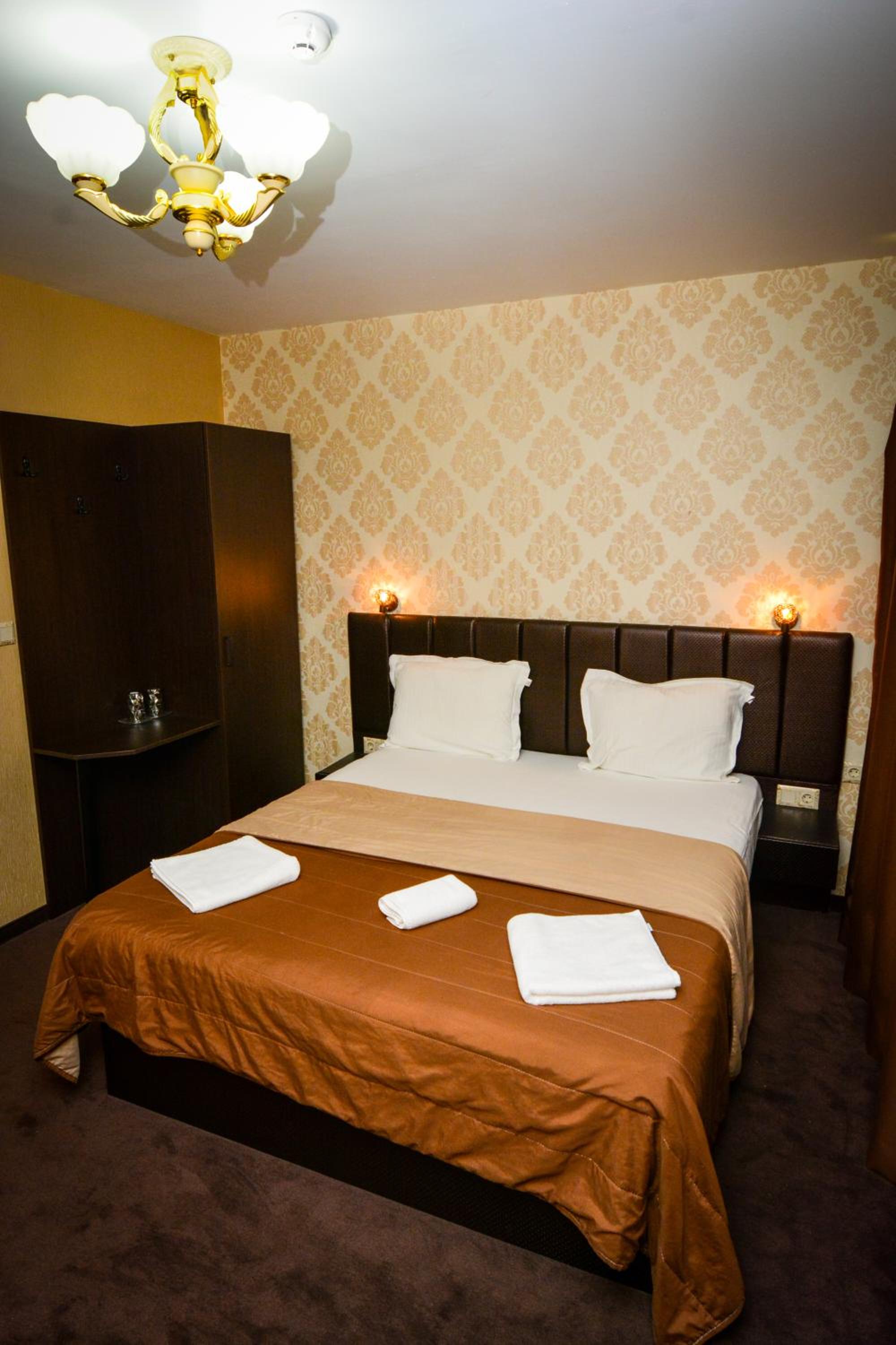 Double Room with Balcony - Photo 18