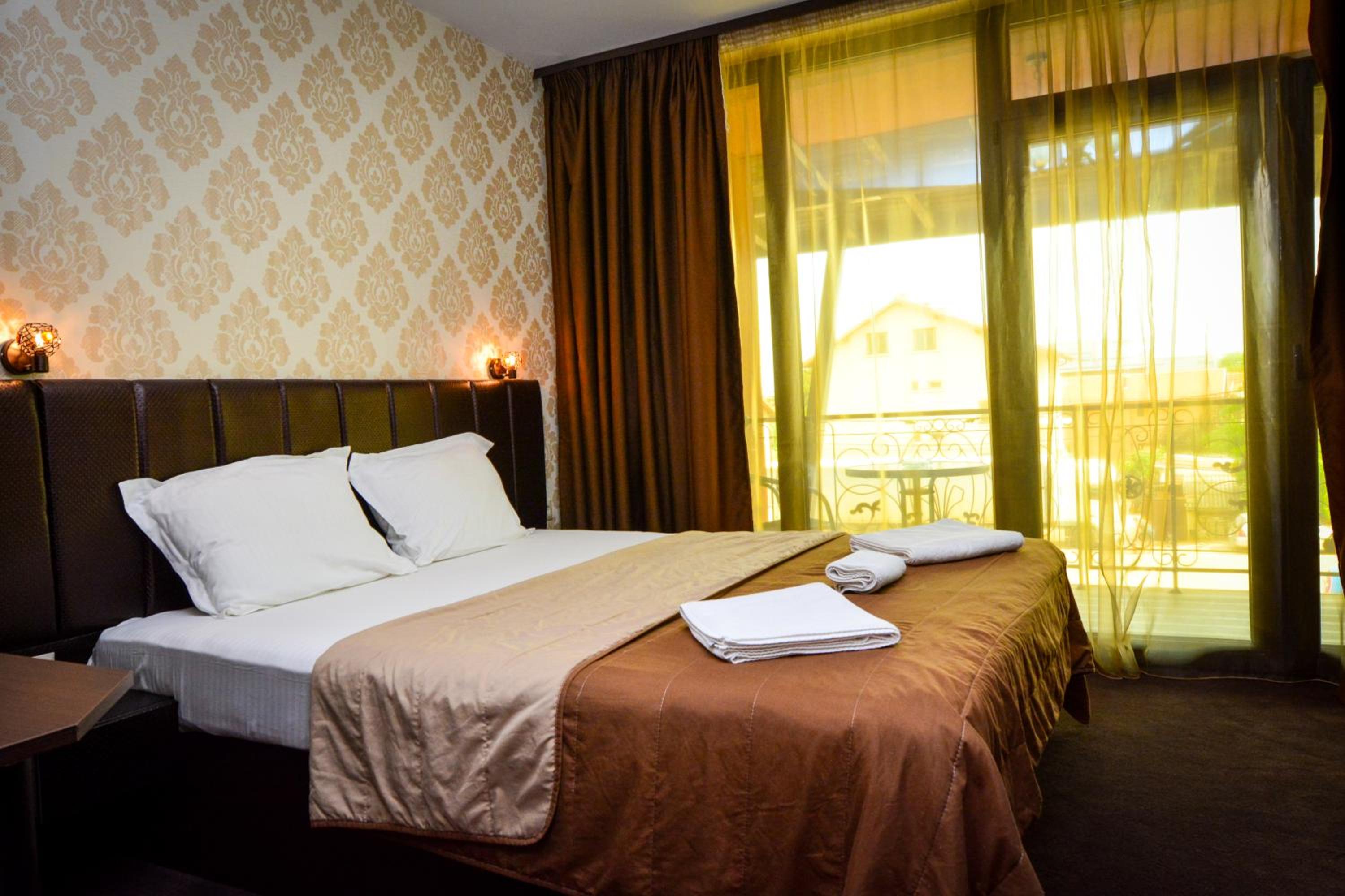 Double Room with Balcony - Photo 12