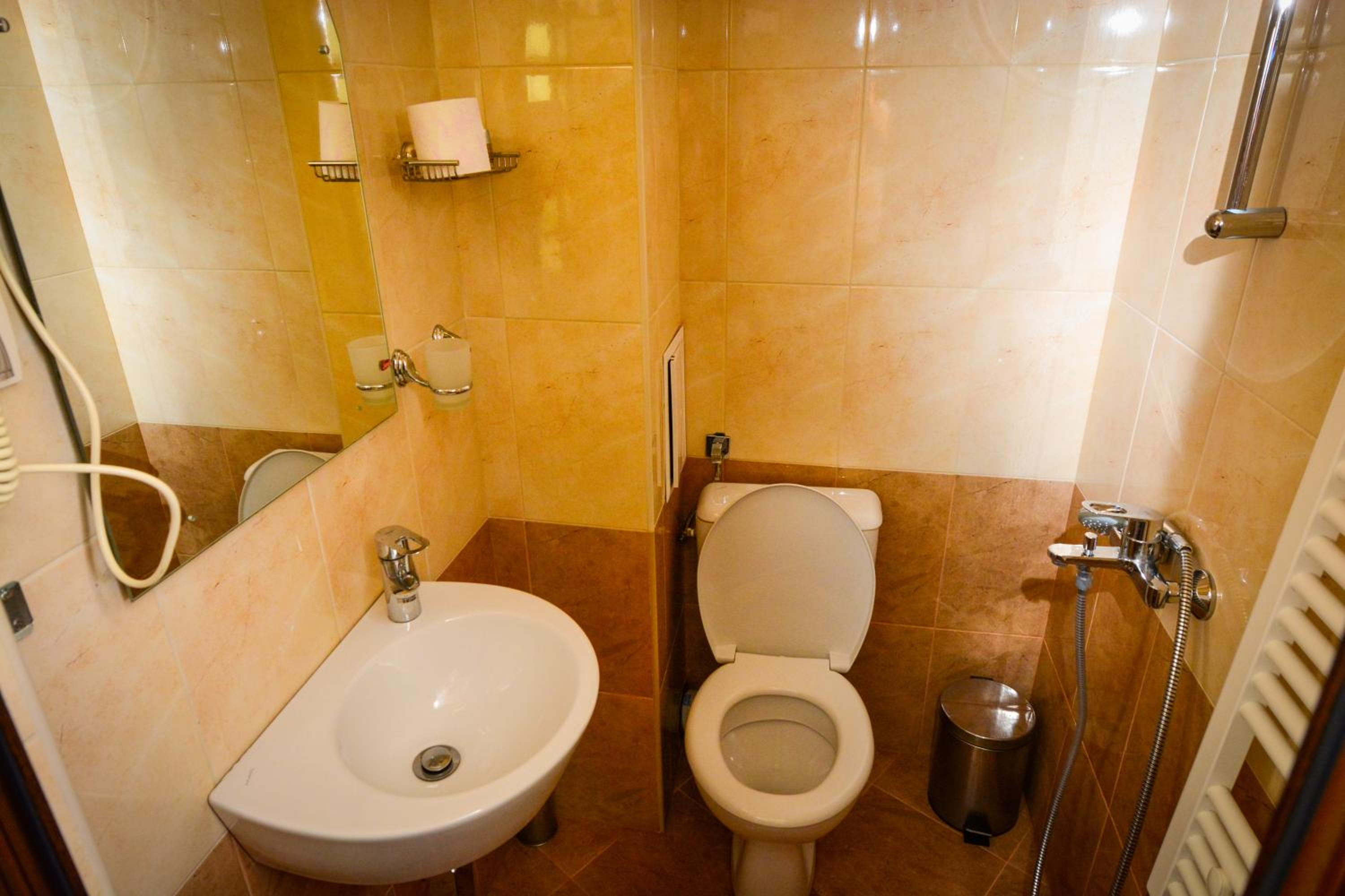Double Room with Balcony - Photo 21