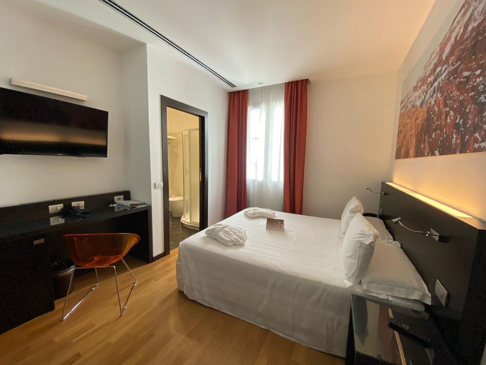 Double Room - Photo 6