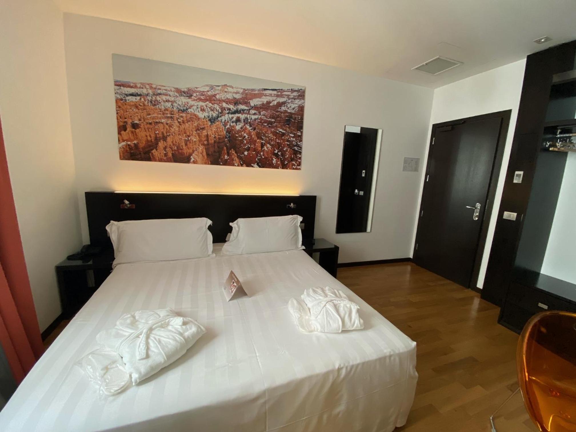 Double Room - Photo 11