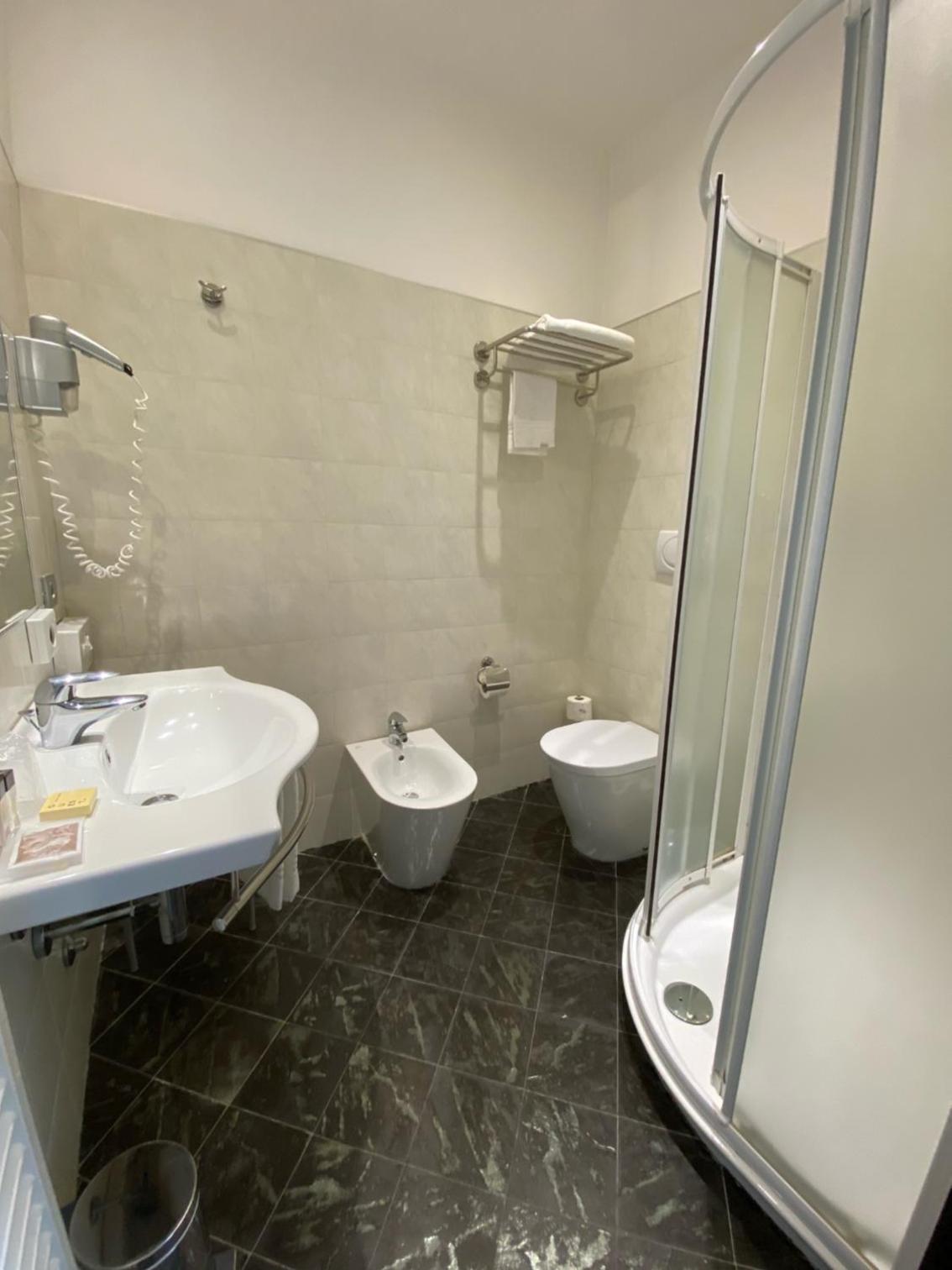 Double Room - Photo 8