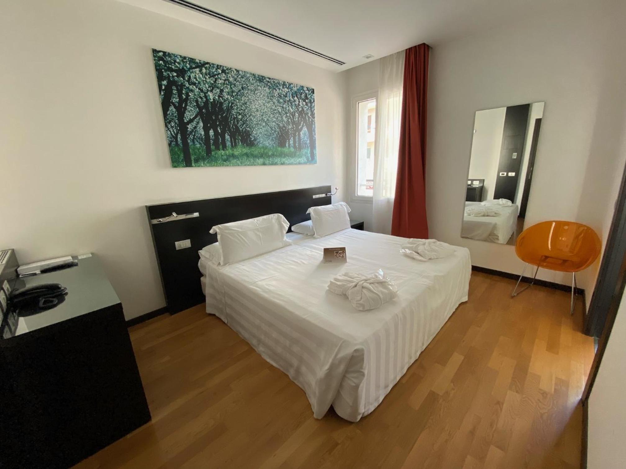 Double Room - Photo 9