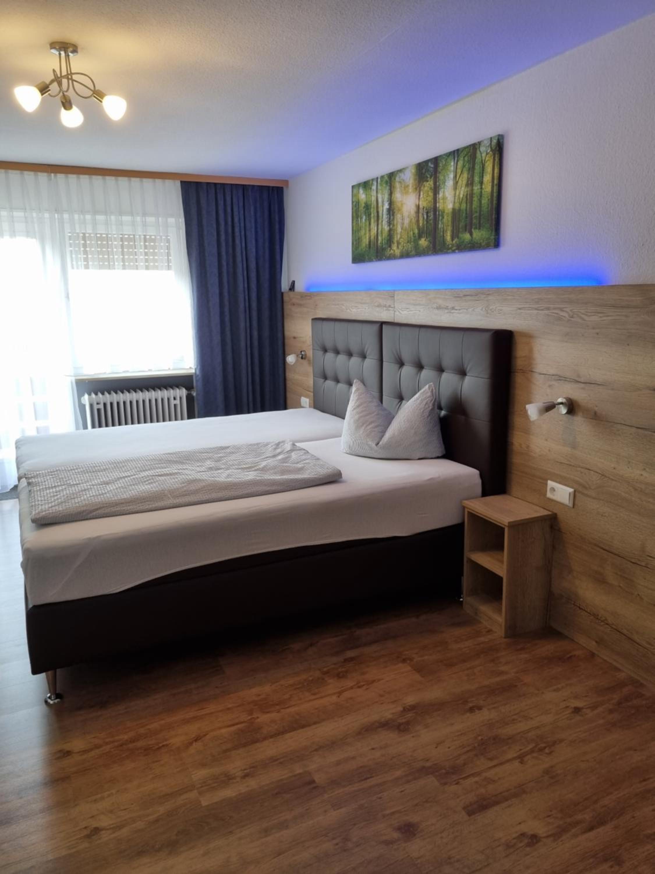 Business Double Room with Balcony - Photo 4