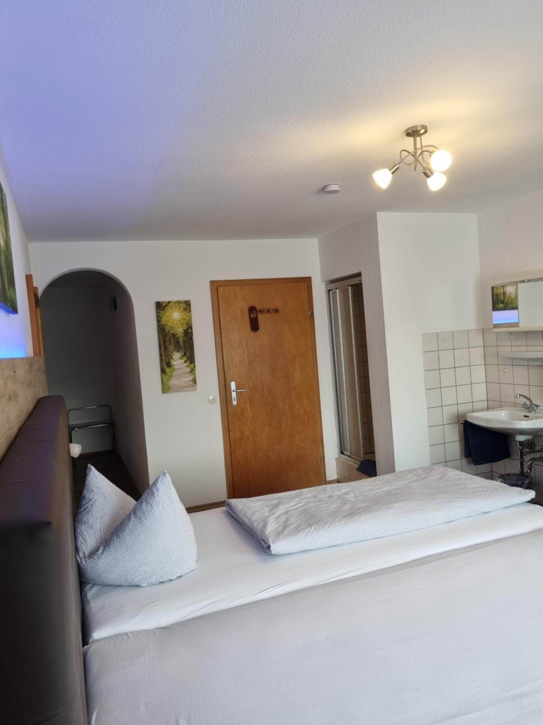 Business Double Room with Balcony - Photo 3