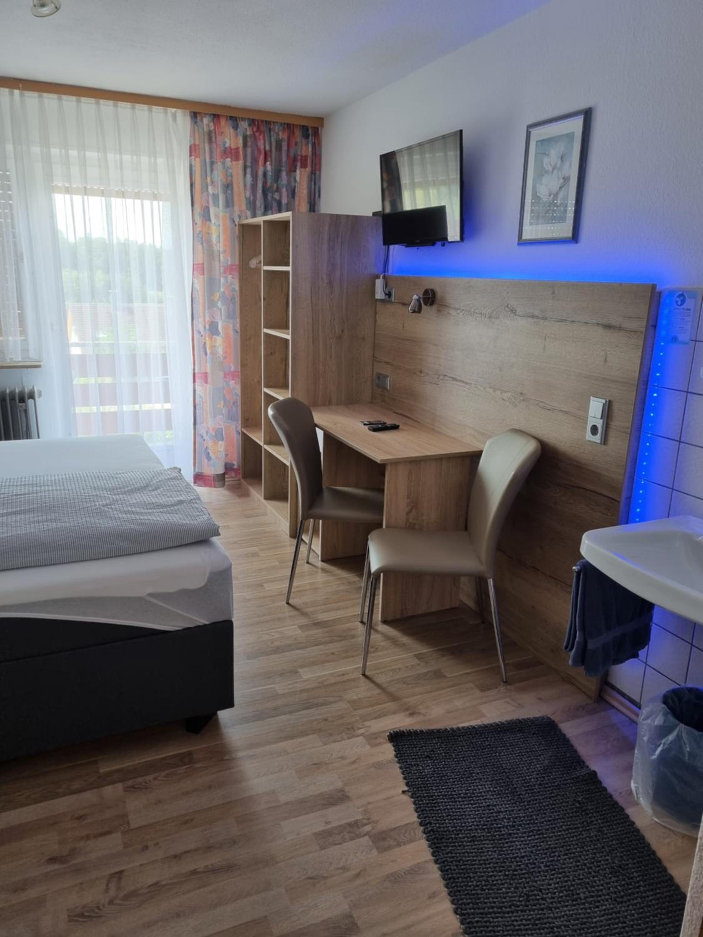 Business Double Room with Balcony - Photo 7