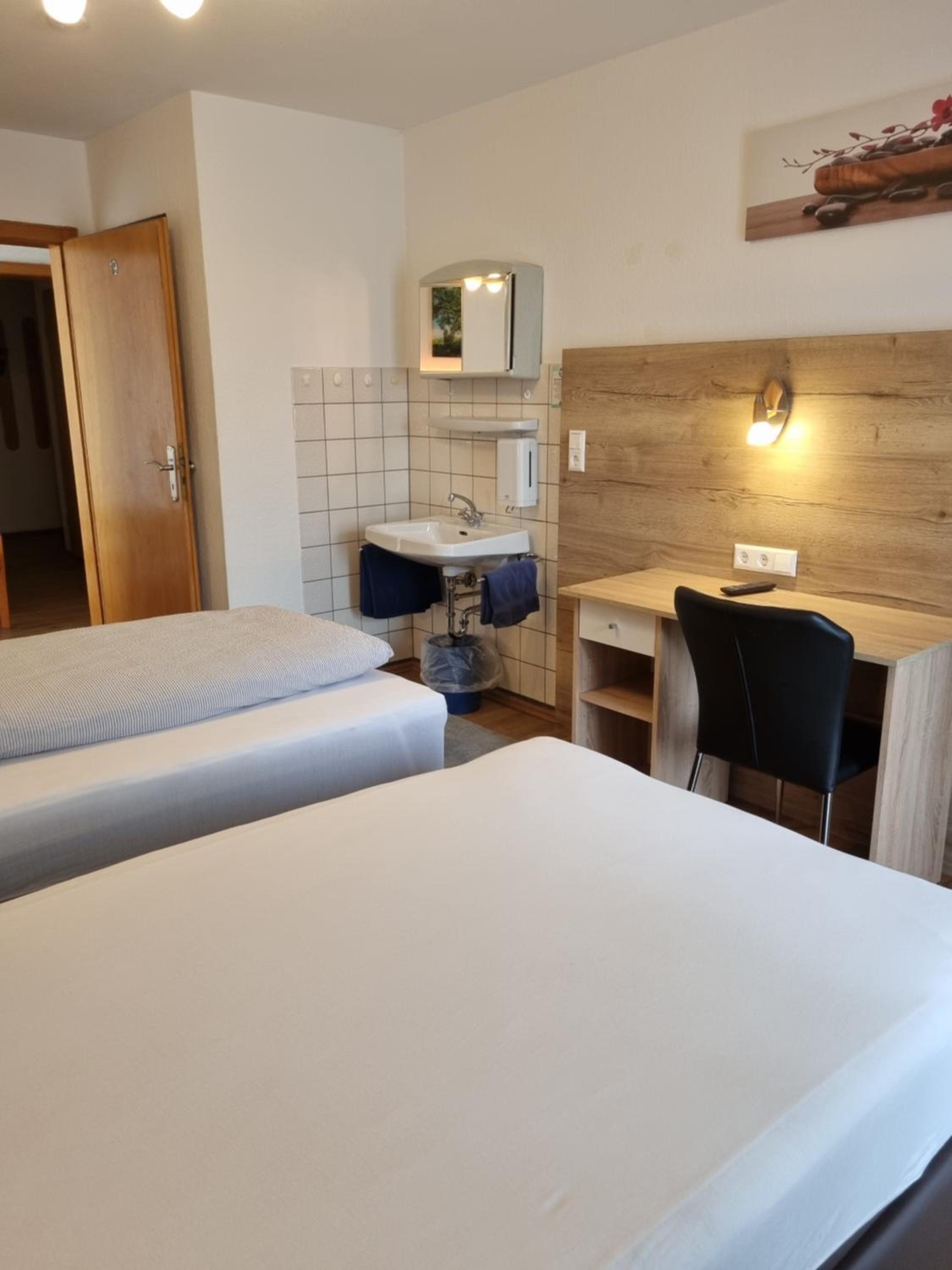 Business Double Room with Balcony - Photo 6
