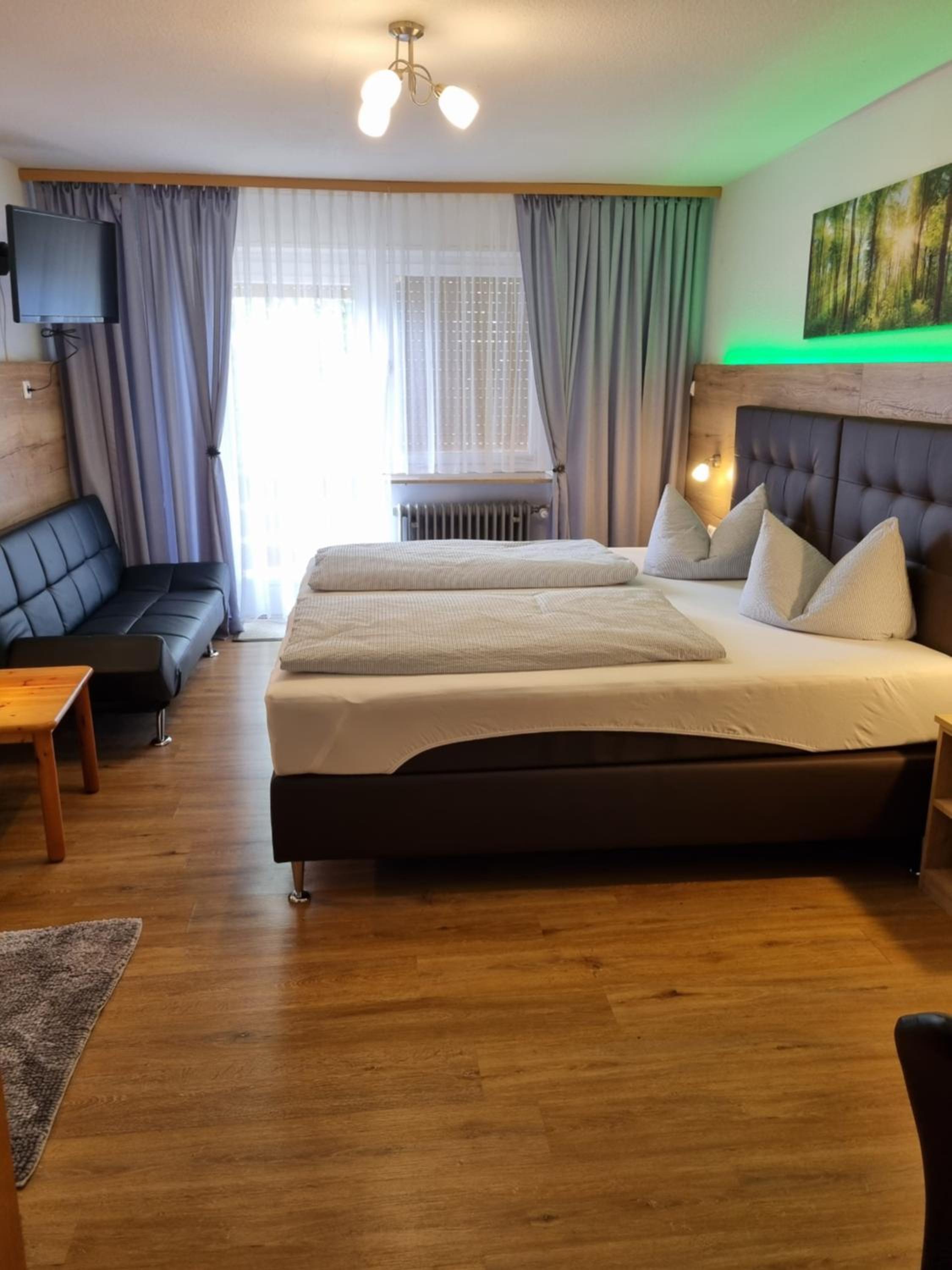 Business Double Room with Balcony - Photo 11
