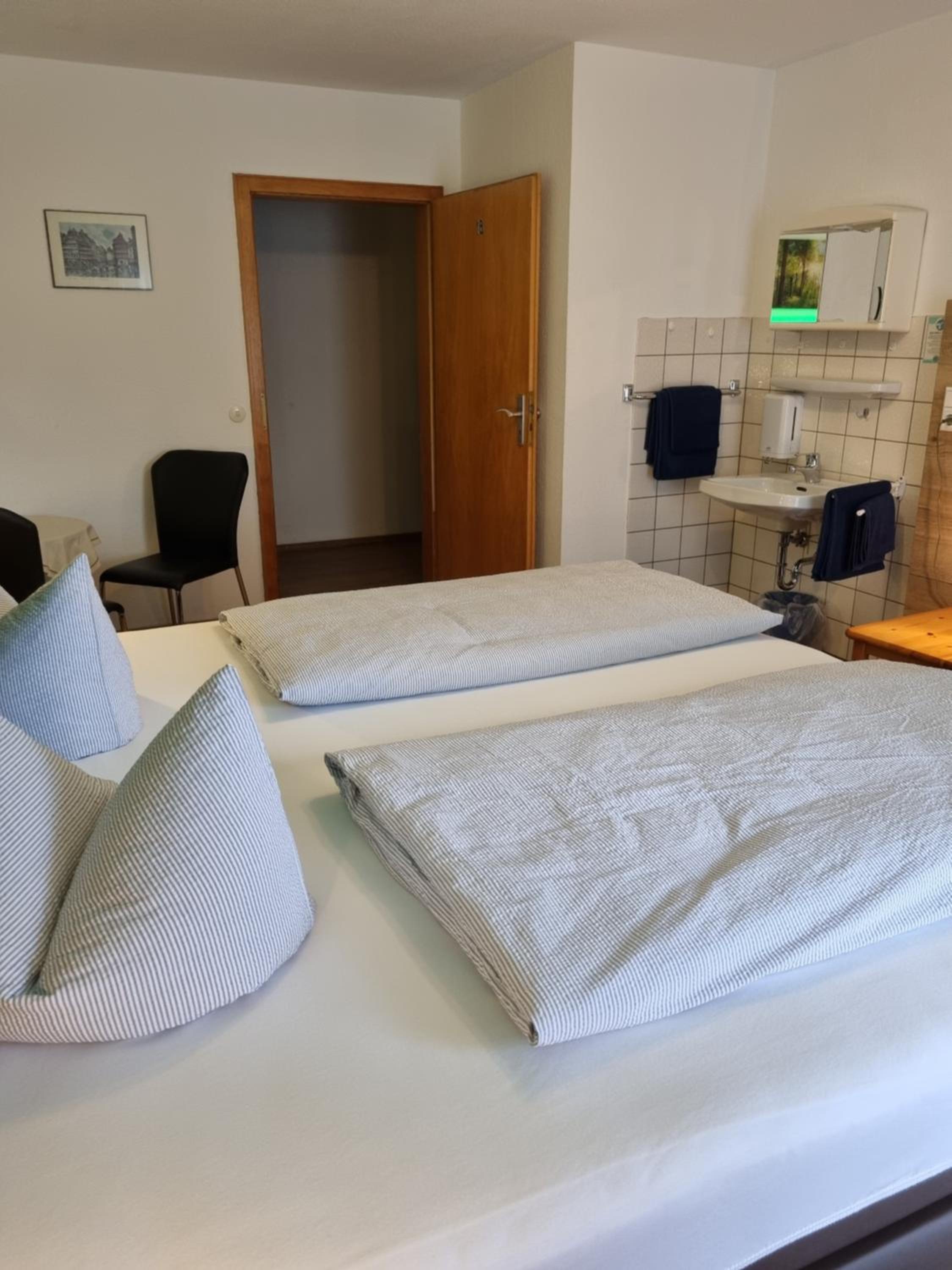 Business Double Room with Balcony - Photo 9