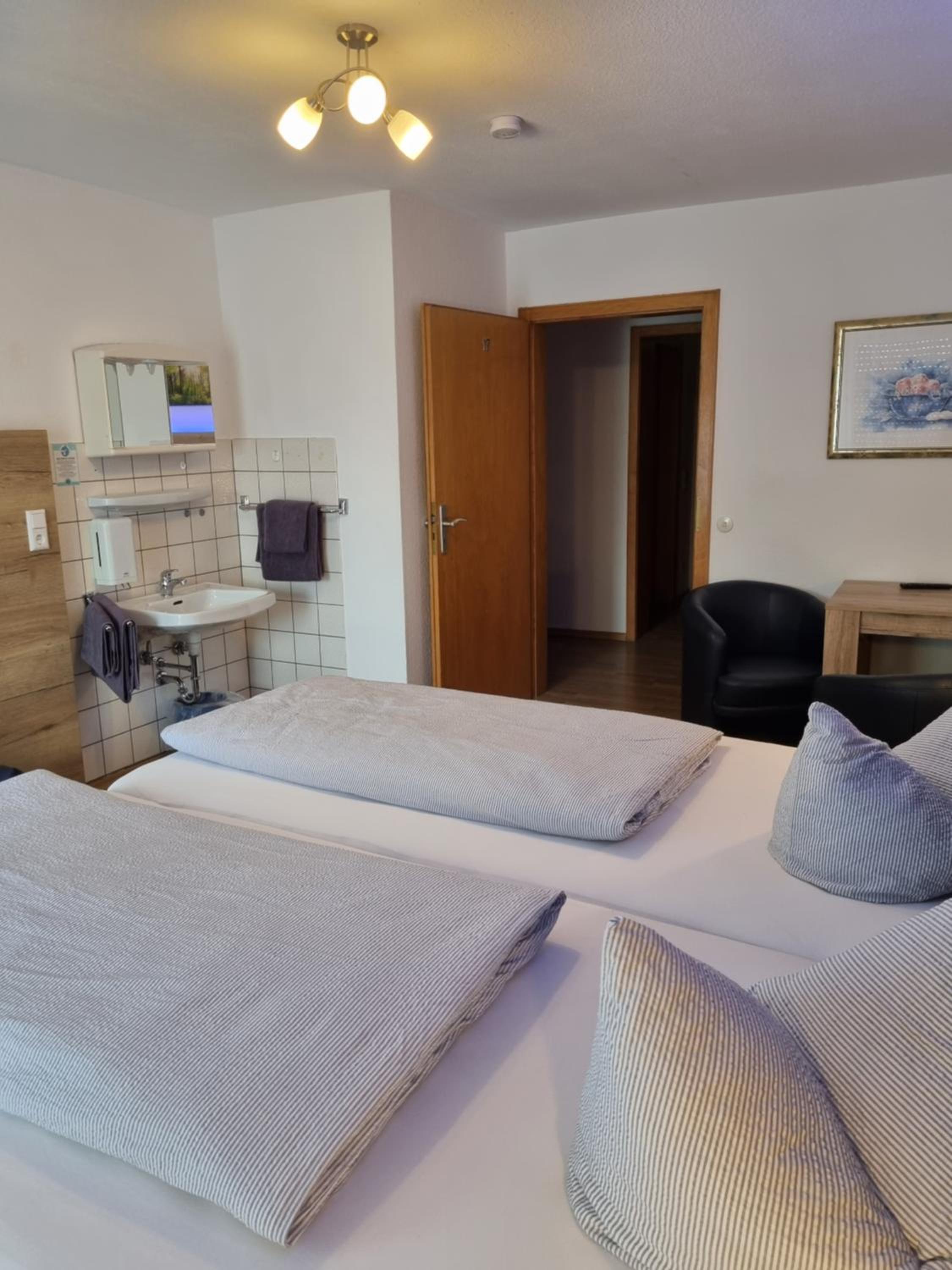 Business Double Room with Balcony - Photo 13