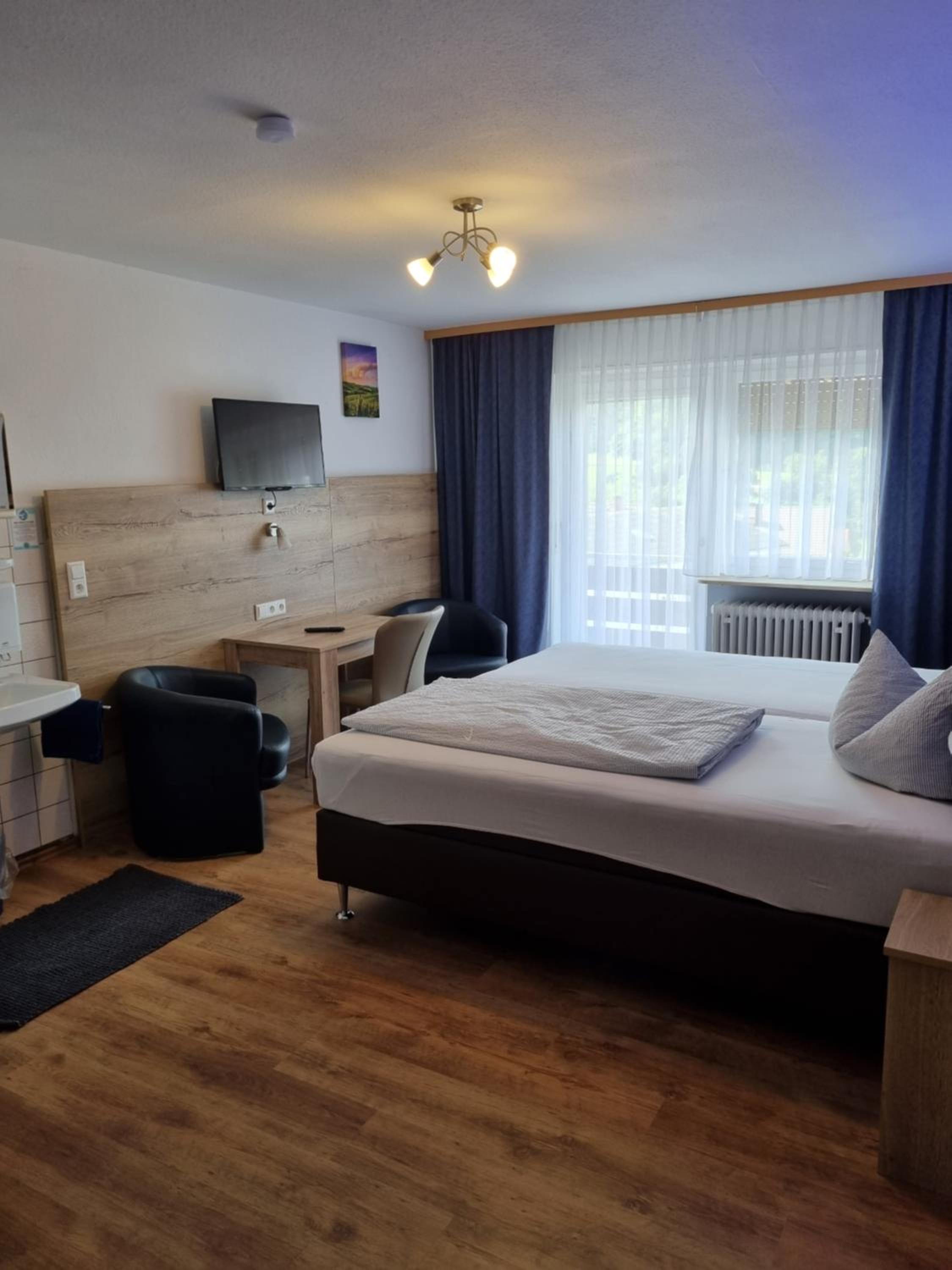 Business Double Room with Balcony - Photo 5