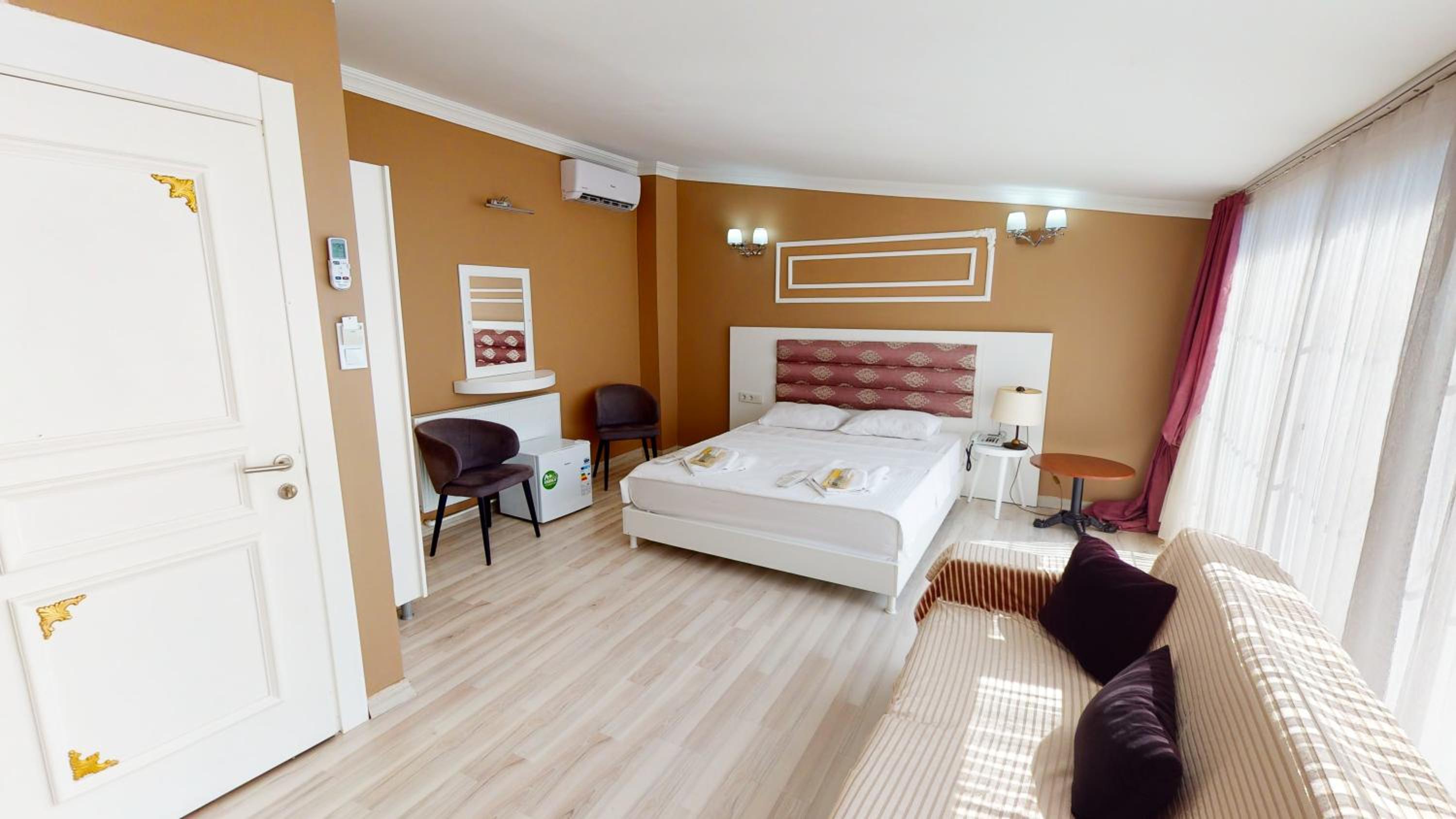 Deluxe Double Room with Balcony photo 3