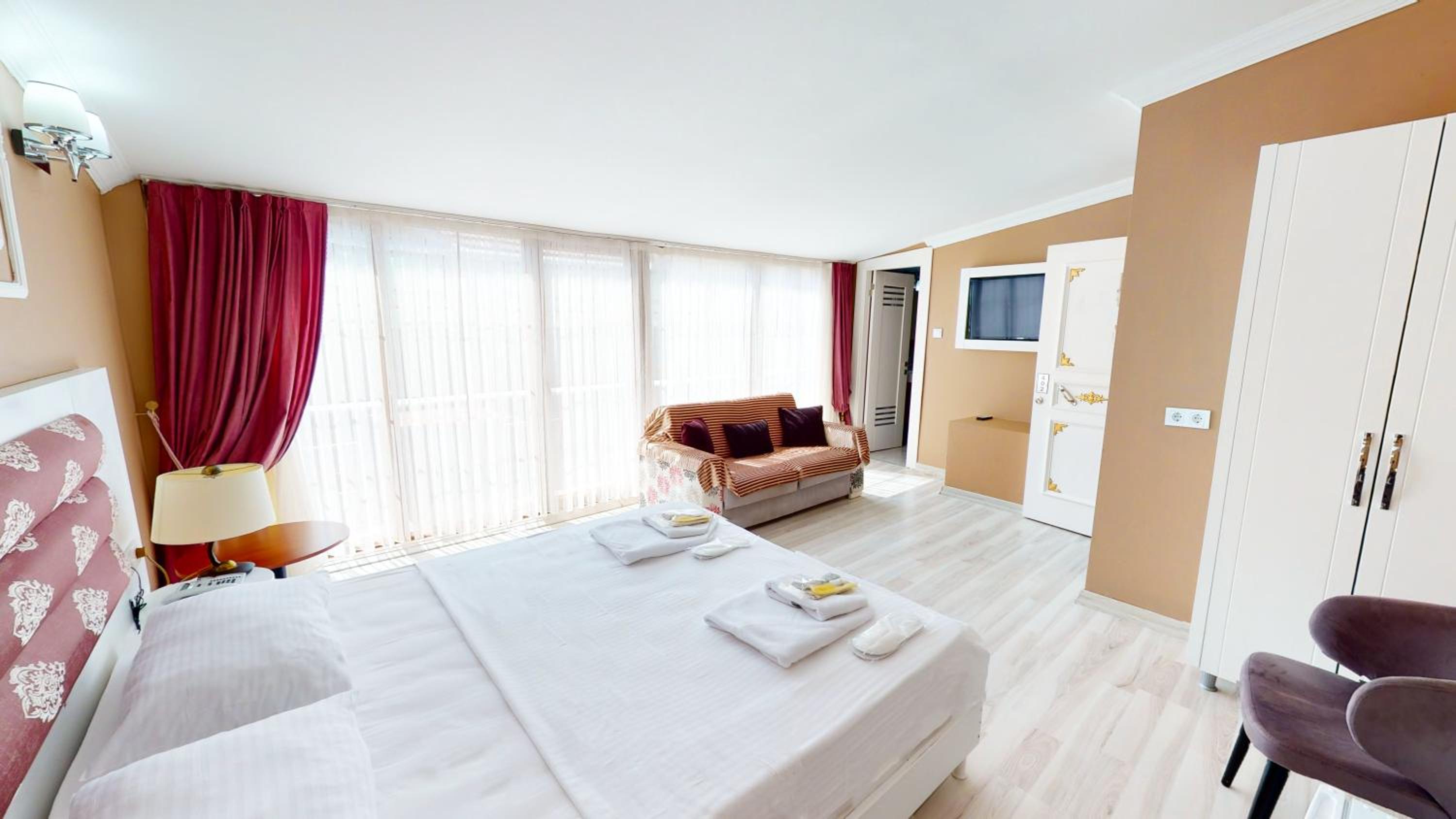 Deluxe Double Room with Balcony photo 2