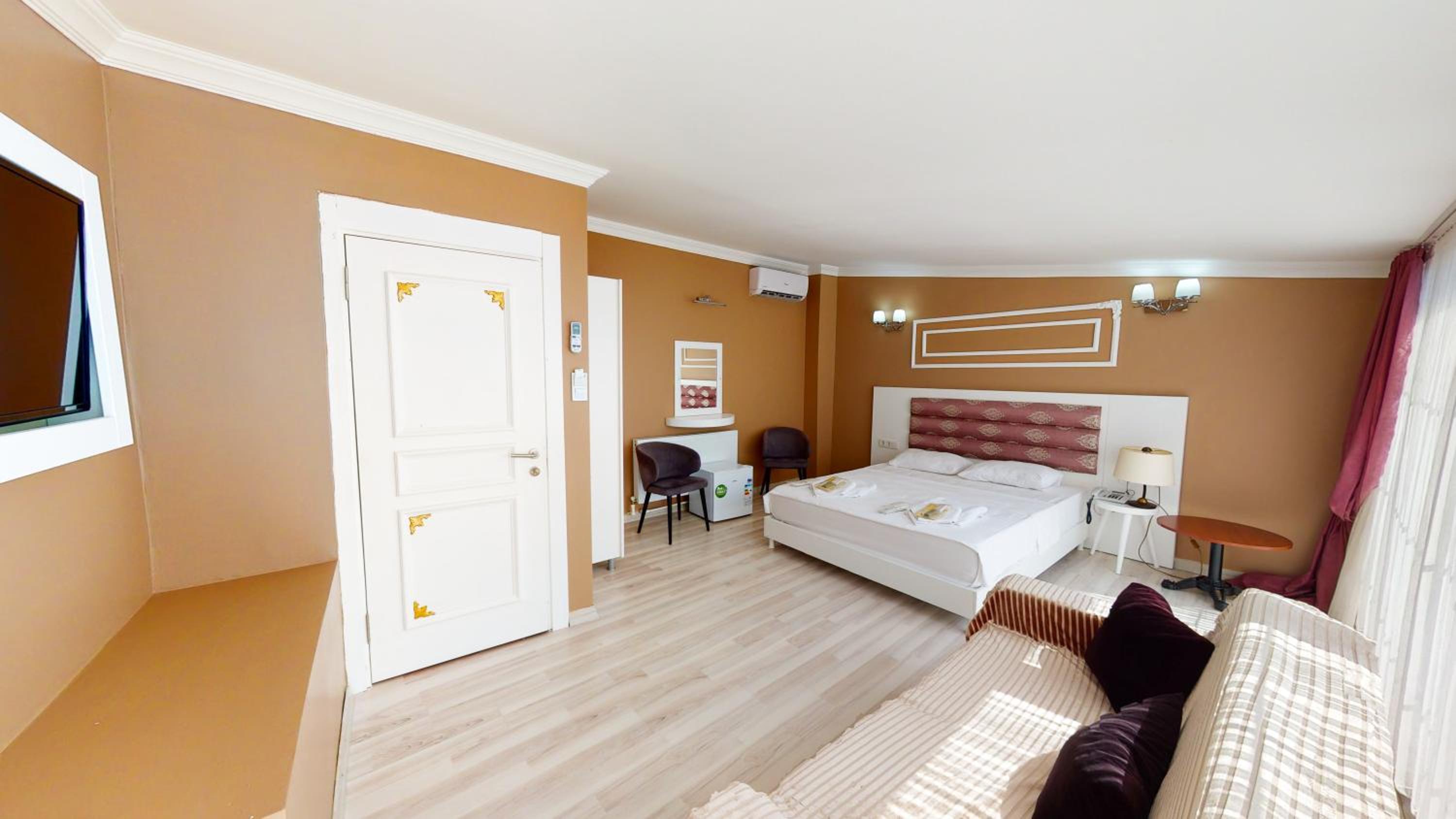 Deluxe Double Room with Balcony photo 1