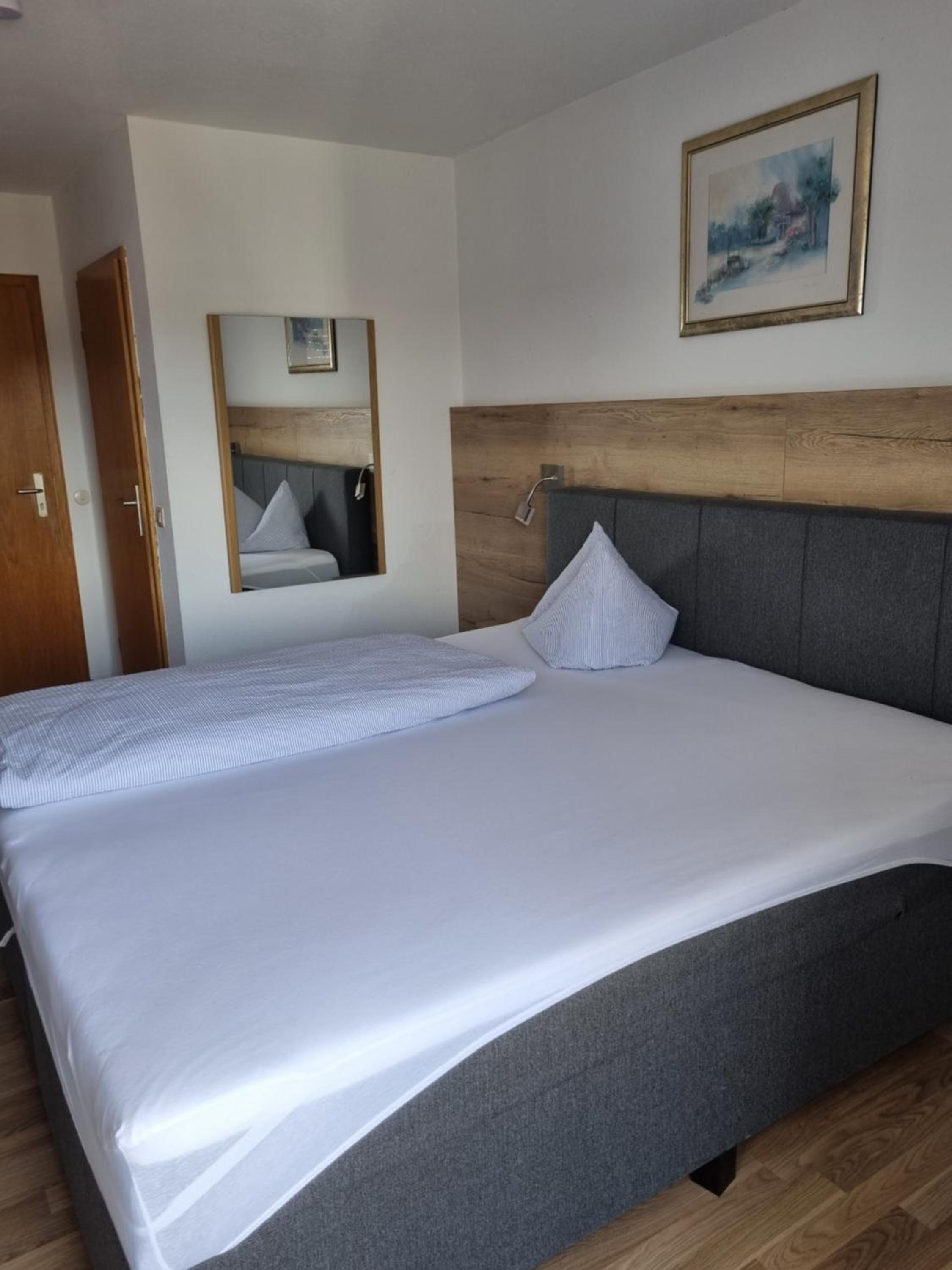 Business Double Room with Balcony - Photo 1