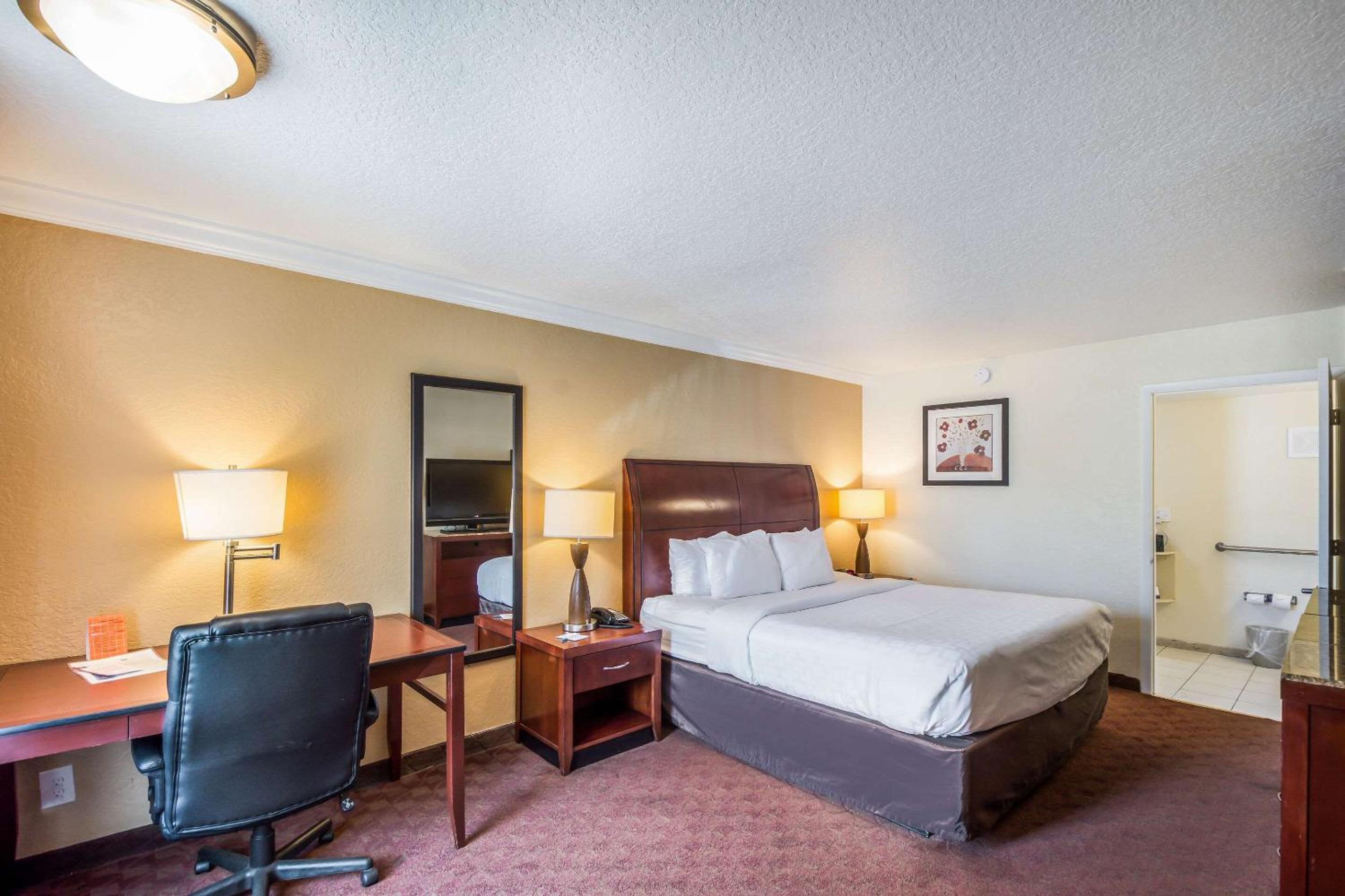 King Room - Non-Smoking - Photo 1