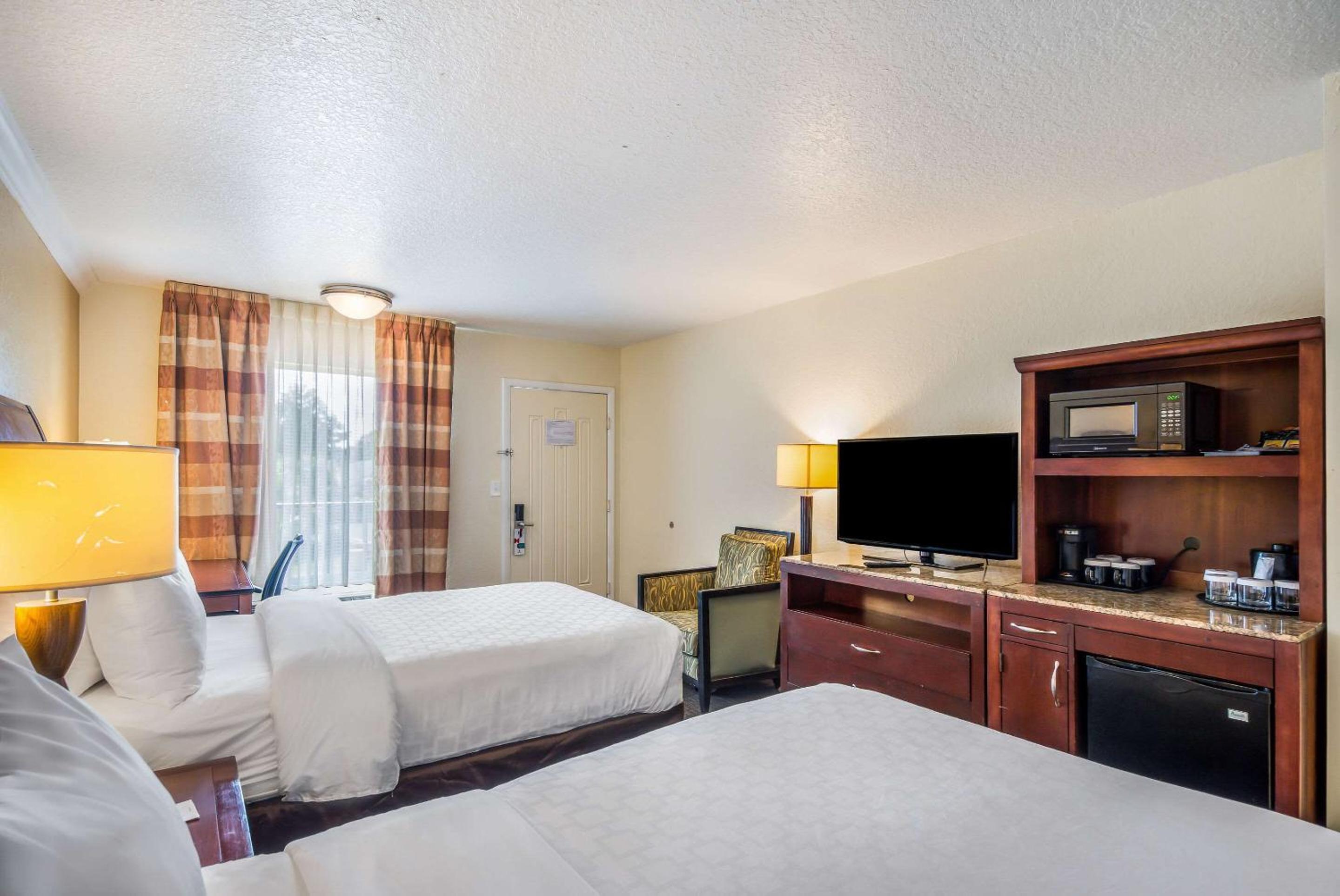 Double Room with Two Double Beds - Non-Smoking - Photo 5