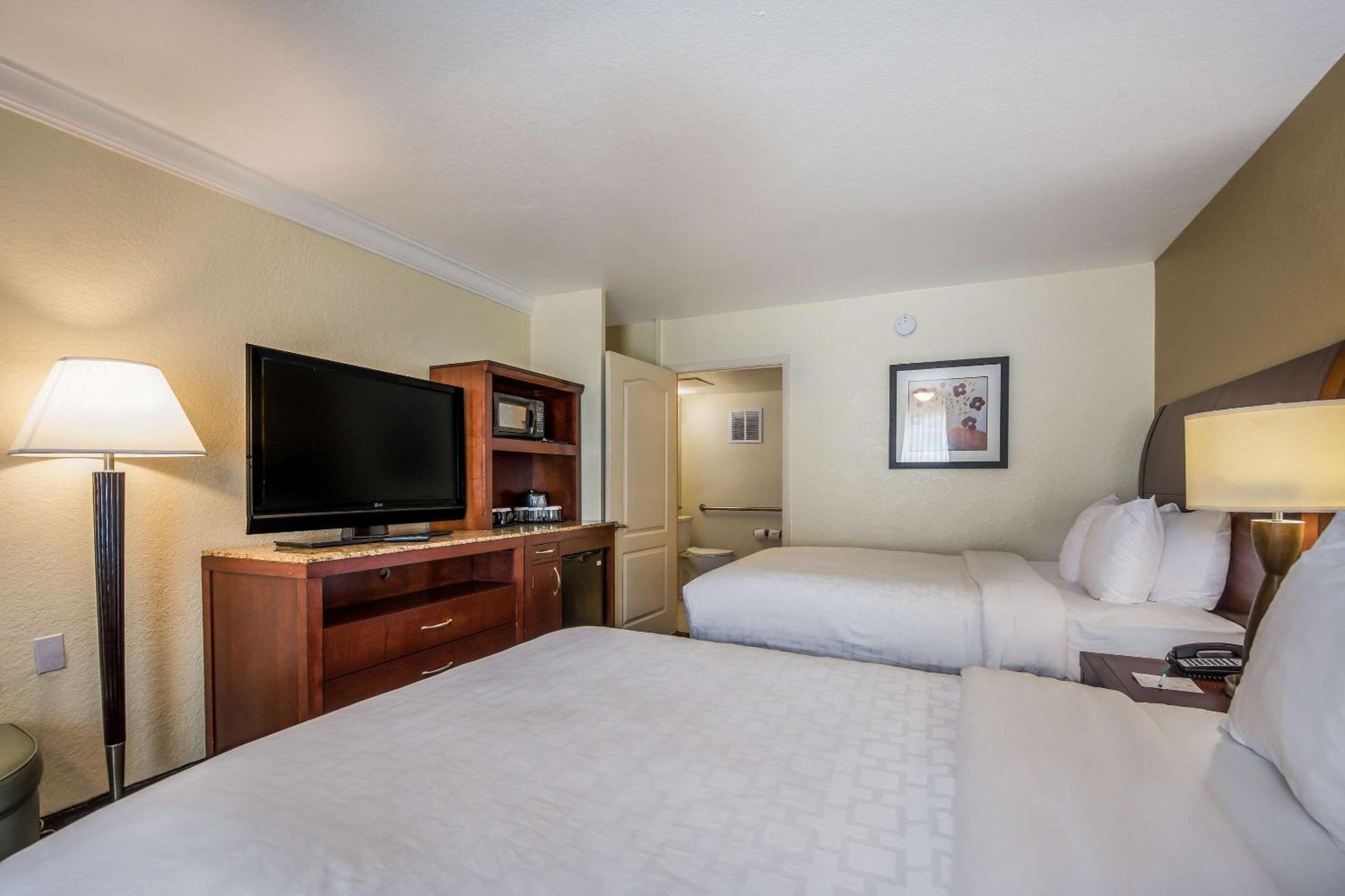 Double Room with Two Double Beds - Non-Smoking - Photo 8