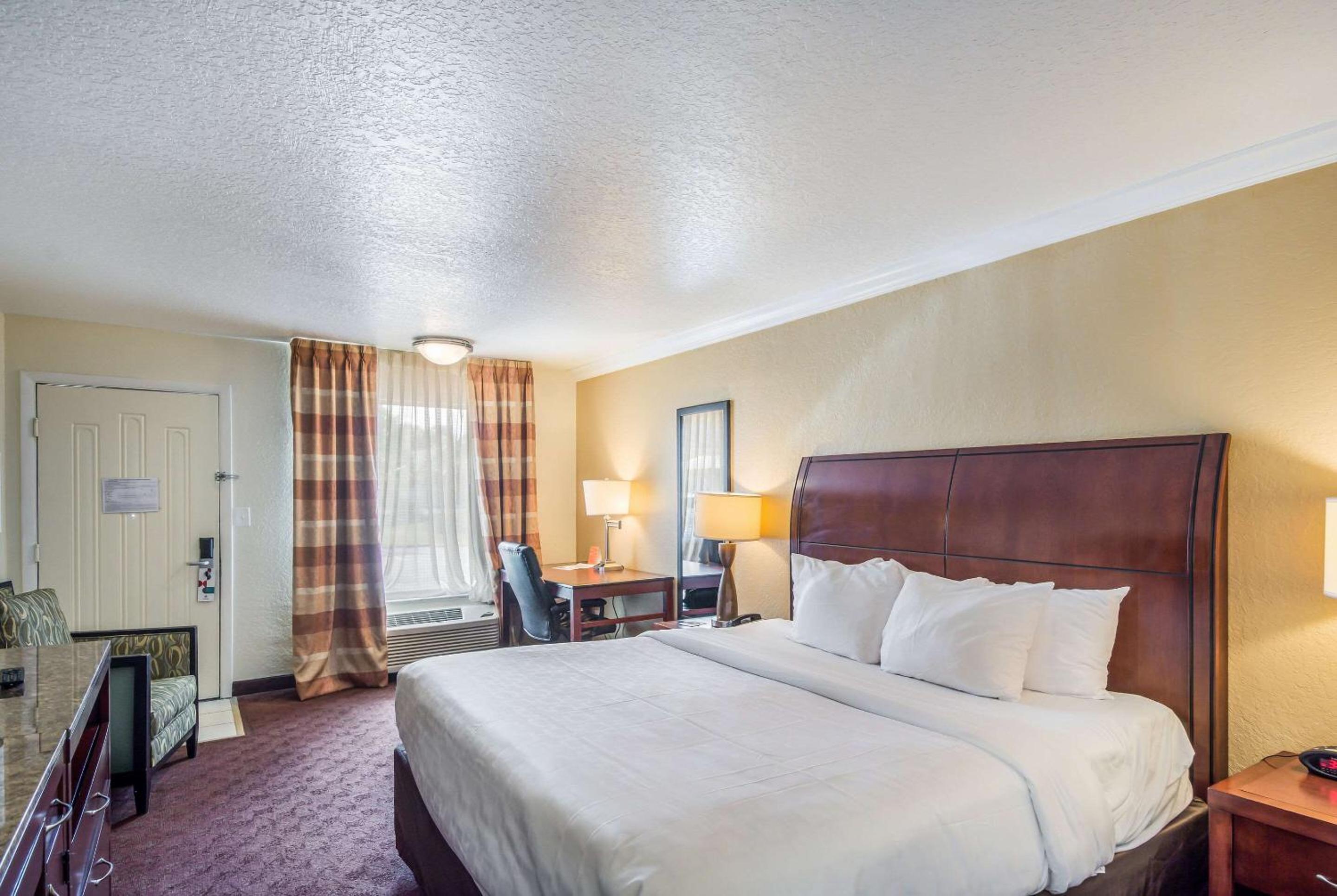 King Room - Non-Smoking - Photo 3