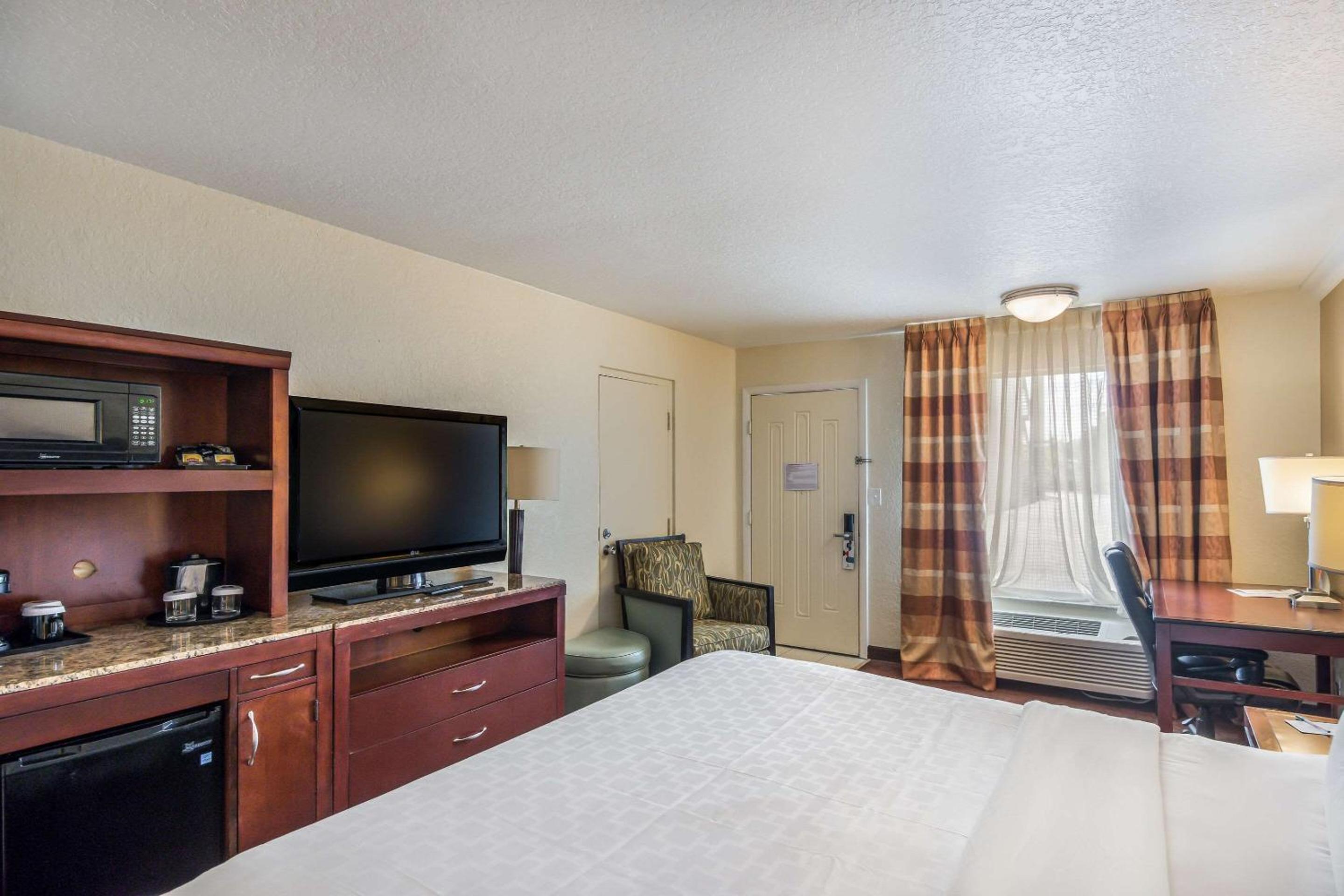 King Room - Non-Smoking - Photo 5