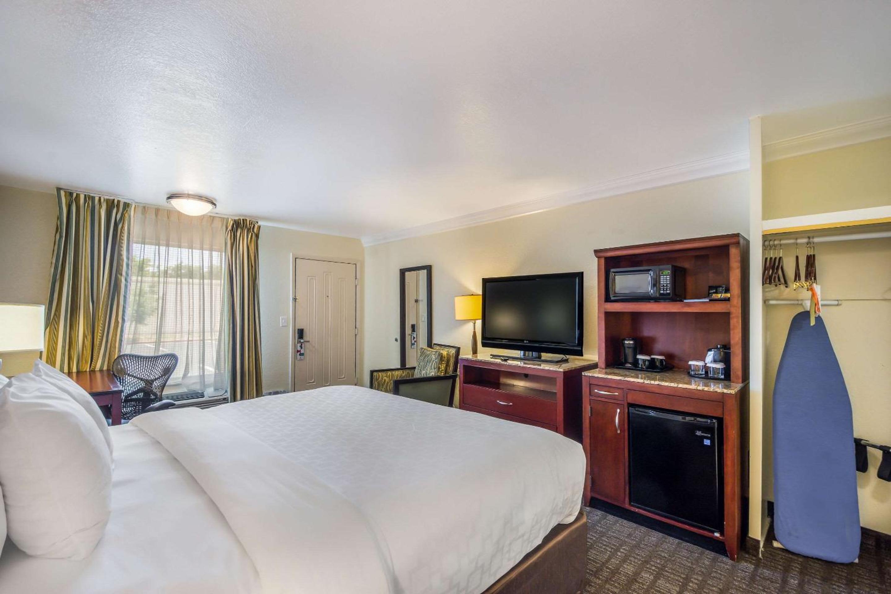 King Room - Non-Smoking - Photo 6