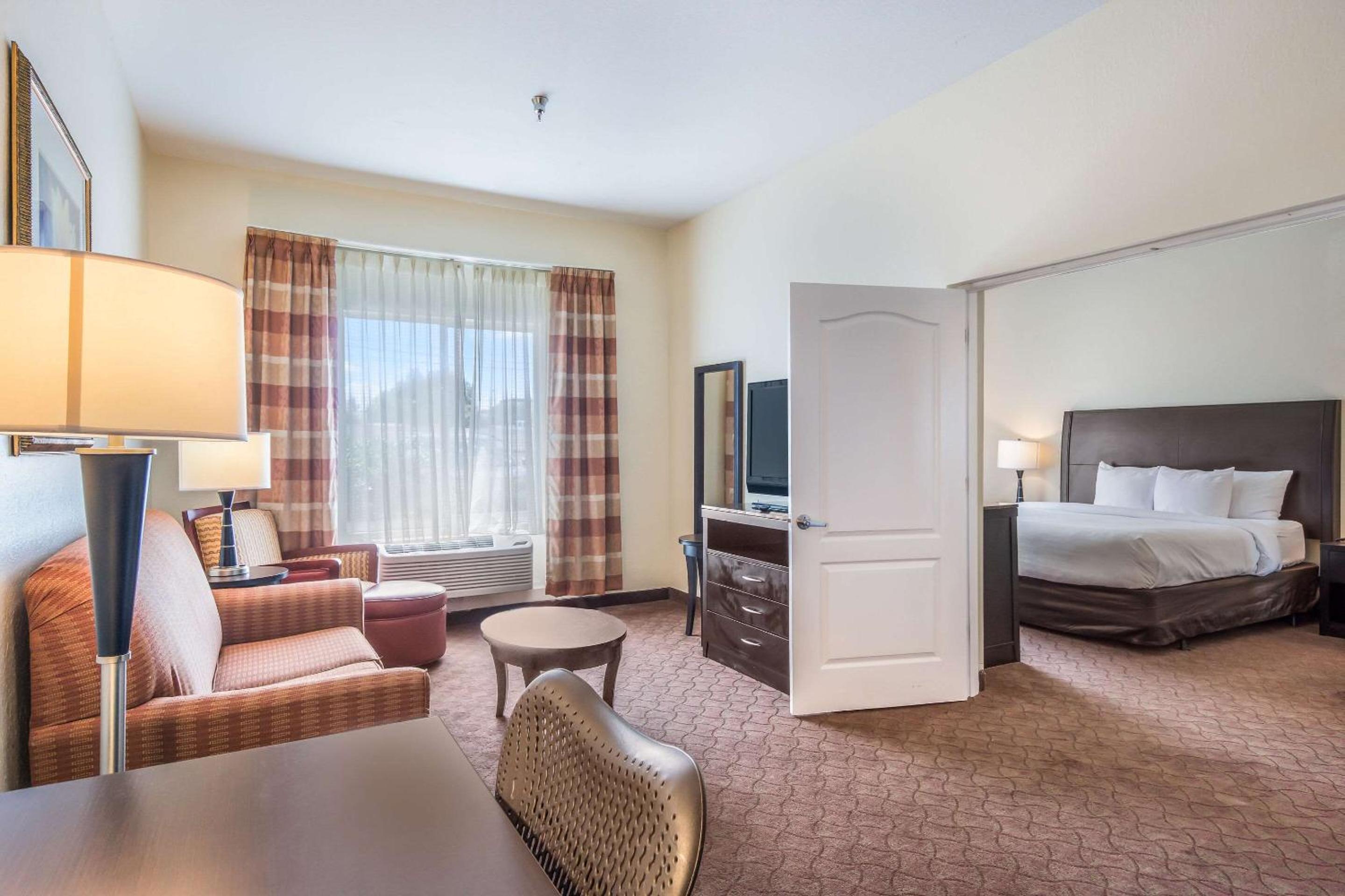 King Suite - Accessible/Non-Smoking - Photo 2