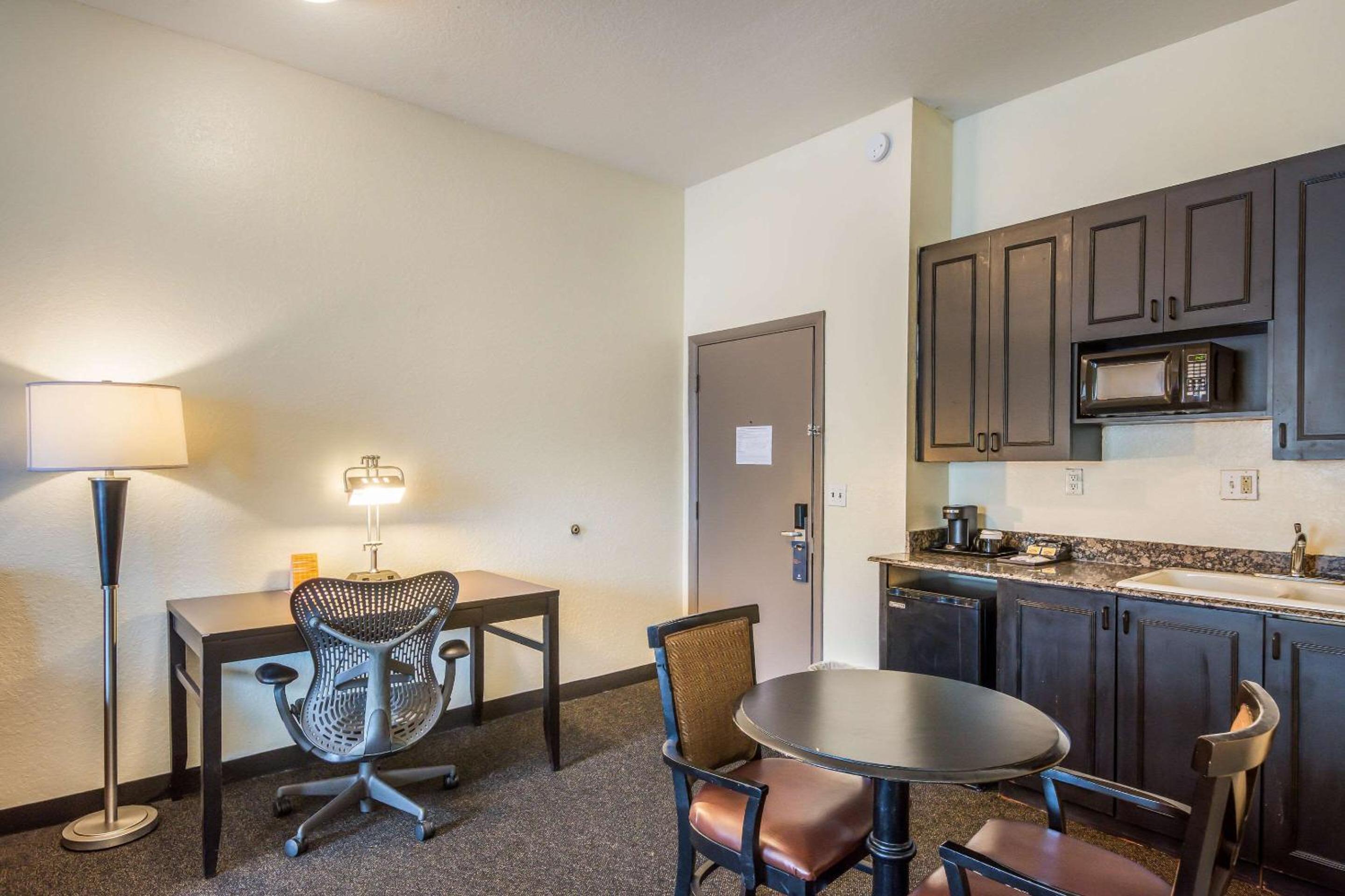 King Suite - Non-Smoking/Interior Hall - Photo 2